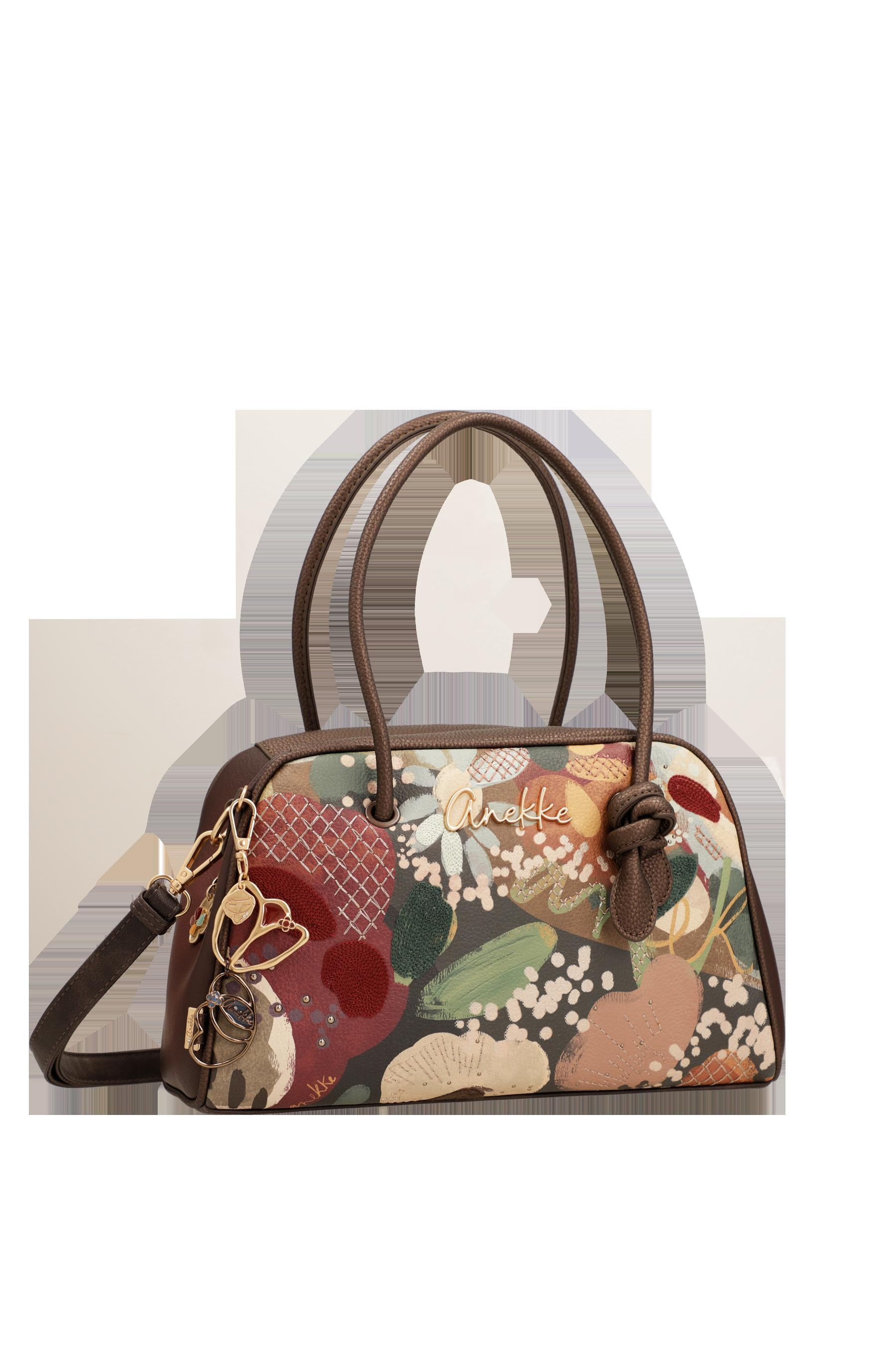 Anekke Crossbody Tas &ndash; Nederland Collectie | Stijlvol, Praktisch & Uniek
Ontdek de charme van Nederland met deze prachtige Anekke crossbody tas uit de nieuwste reiscollectie. Tijdens haar bijzondere wereldreis doet Anekke ook Nederland aan. De tas is ge&iuml;nspireerd op de schoonheid, cultuur en sfeer van ons land en vertelt, zoals je van Anekke gewend bent, een uniek verhaal vol details.

Deze compacte schoudertas is ideaal voor dagelijks gebruik. Dankzij het verstelbare schouderhengsel draag je de tas comfortabel crossbody, terwijl de handige vakindeling voldoende ruimte biedt voor je telefoon, portemonnee, sleutels en andere dagelijkse benodigdheden. De hoogwaardige afwerking, kleurrijke prints en verfijnde borduursels maken deze tas tot een echte blikvanger.

Of je nu een dagje gaat winkelen, een stedentrip maakt of op zoek bent naar een stijlvolle tas voor iedere dag, deze Anekke crossbody combineert functionaliteit met een bijzonder design.

Kenmerken
Originele Anekke Nederland-collectie
Verstelbare crossbody schouderband
Praktische vakindeling met ritssluiting
Hoogwaardige afwerking met unieke Anekke-details
Compact formaat voor dagelijks gebruik