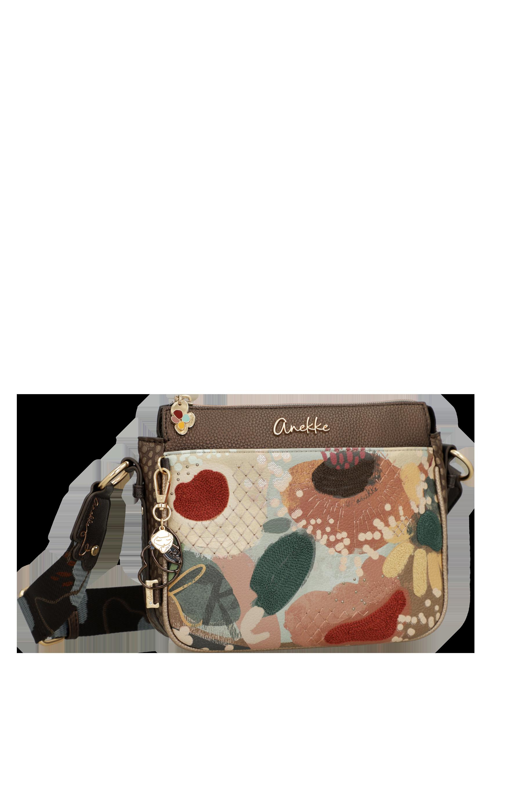 Anekke Crossbody Tas &ndash; Nederland Collectie | Stijlvol, Praktisch & Uniek
Ontdek de charme van Nederland met deze prachtige Anekke crossbody tas uit de nieuwste reiscollectie. Tijdens haar bijzondere wereldreis doet Anekke ook Nederland aan. De tas is ge&iuml;nspireerd op de schoonheid, cultuur en sfeer van ons land en vertelt, zoals je van Anekke gewend bent, een uniek verhaal vol details.

Deze compacte schoudertas is ideaal voor dagelijks gebruik. Dankzij het verstelbare schouderhengsel draag je de tas comfortabel crossbody, terwijl de handige vakindeling voldoende ruimte biedt voor je telefoon, portemonnee, sleutels en andere dagelijkse benodigdheden. De hoogwaardige afwerking, kleurrijke prints en verfijnde borduursels maken deze tas tot een echte blikvanger.

Of je nu een dagje gaat winkelen, een stedentrip maakt of op zoek bent naar een stijlvolle tas voor iedere dag, deze Anekke crossbody combineert functionaliteit met een bijzonder design.

Kenmerken
Originele Anekke Nederland-collectie
Verstelbare crossbody schouderband
Praktische vakindeling met ritssluiting
Hoogwaardige afwerking met unieke Anekke-details
Compact formaat voor dagelijks gebruik