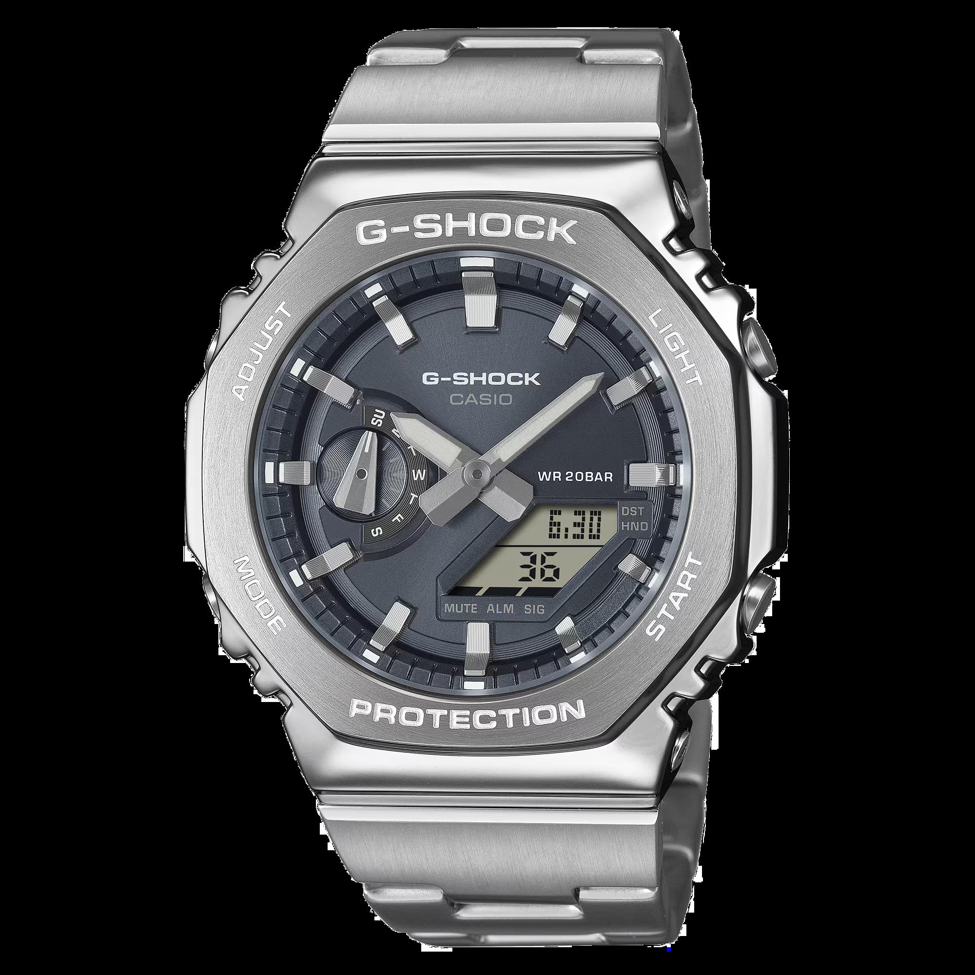 Bekijk de GM-2110D - de iconische analoog-digitale GA-2100, maar met een stijlvolle metalen ring en band update.

De uniforme achthoekige metalen ring is zorgvuldig gesmeed, gesneden en gepolijst en verankert dezelfde sterke constructie in een eenvoudig ontwerp zonder poespas. 

Met de kast van glasvezelversterkt edelhars met een hoge stijfheid, de glanzende metallic wijzerplaat - in luchtig geraffineerd blauwgroen of luxueus chic leigrijs - en de metalen horlogeband is dit horloge overal klaar voor, zowel op het werk als in de vrije tijd.

De GM-2110D zet de nalatenschap van de allereerste G-SHOCK voort en is volledig toegewijd aan de legende van het merk - in ontwerp, vorm, formaat en schokbestendigheid.
