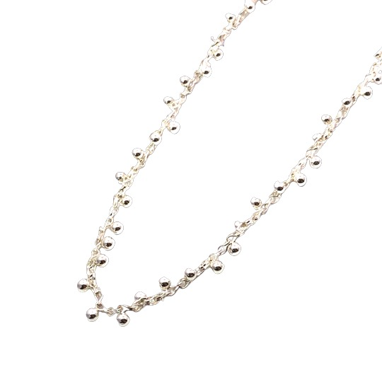Die K&uuml;gelchenkette Ag 925, Modellnummer 9/17909/000, besticht durch ihr elegantes Design aus hochwertigem Sterlingsilber. Mit einer L&auml;nge von 45 cm f&auml;llt sie perfekt auf das Dekollet&eacute;. Ideal zum Kombinieren mit Anh&auml;ngern oder als dezentes Accessoire zu formellen und legeren Outfits. Tragen Sie die Kette alleine oder im Layering-Look f&uuml;r modische Akzente.