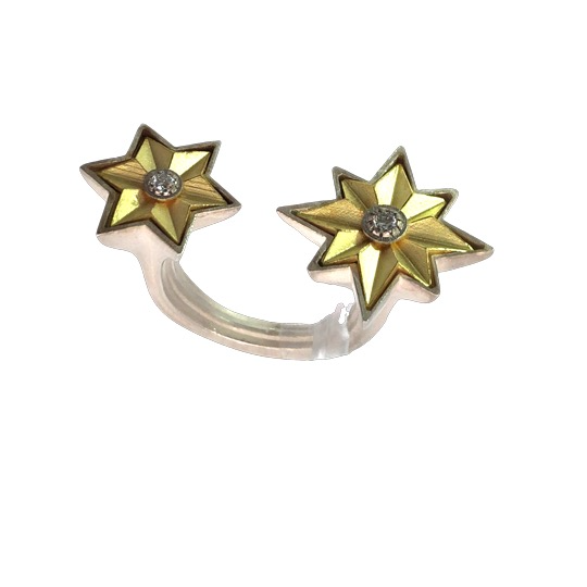 Dieser Ring,  besticht durch sein elegantes Design mit fliegendem Goldstern, gefertigt aus Ag925 und Au750. Der Ring ist mit Brillanten von 0,03 und 0,05 Karat verziert. Er geh&ouml;rt zur Kategorie "Schmuck" und ist in der Gr&ouml;&szlig;e 54 erh&auml;ltlich. Tragen Sie ihn, um jedem Outfit einen Hauch von Eleganz zu verleihen.