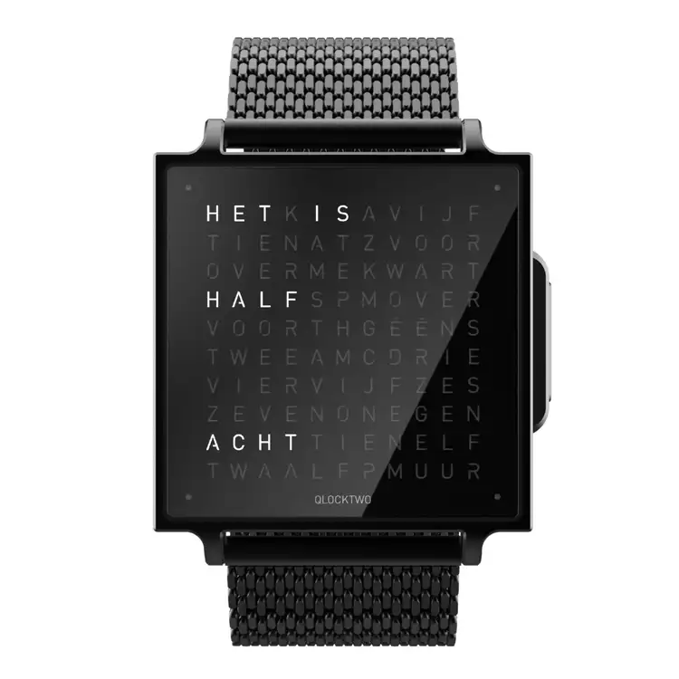 QLOCKTWO  horloge laat u op een bijzondere wijze de tijd aflezen. Vanaf de zwarte wijzerplaat wordt de tijd aangegeven in letters in plaats van de combinatie van cijfers en wijzers. Het horloge is uitgerust met een gyroscoopsensor. Daardoor wordt de timer automatisch geactiveerd bij beweging en verschijnt de tijd wanneer u uw pols draait. Voor optimale leesbaarheid past de lichtintensiteit zich automatisch aan de omgeving aan. De ge&iuml;ntegreerde lichtsensor regelt de helderheid binnen milliseconden, zodat de weergave overdag helder blijft en in donkere omgevingen subtiel oogt. Wanneer u het knopje aan de zijkant &eacute;&eacute;nmaal indruk ziet u de actuele maanstand. Wanneer u het knopje aan de zijkant van de horlogekast tweemaal indrukt wordt de datum weergegeven en als u de knop ingedrukt blijft houden, kunt u de seconden aflezen. Het horloge geeft de tijd aan met een interval van vijf minuten op het LED display en de tussenliggende minuten worden door de brandende punten weergegeven. 