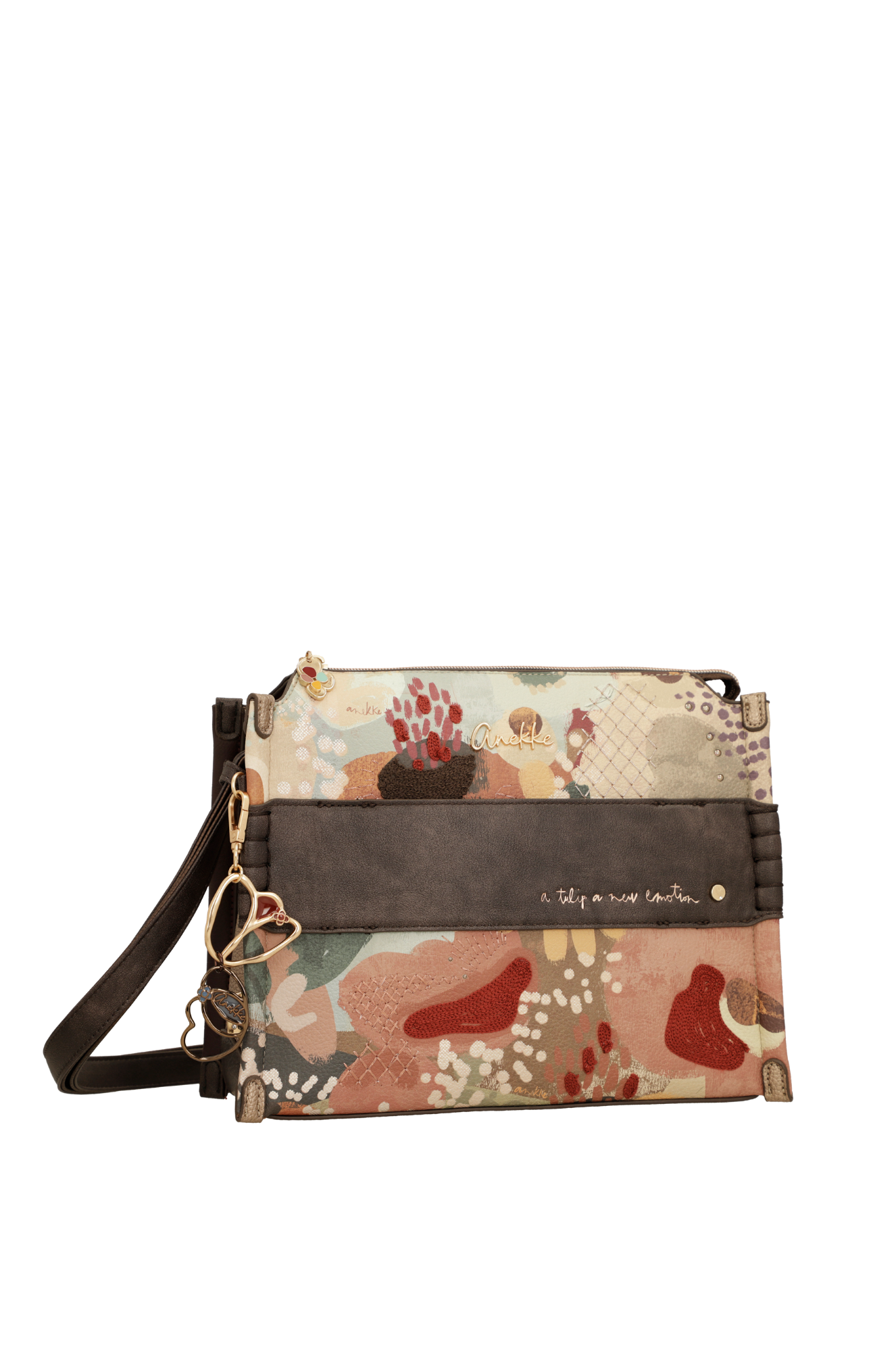 Anekke Crossbody Tas &ndash; Nederland Collectie | Stijlvol, Praktisch & Uniek
Ontdek de charme van Nederland met deze prachtige Anekke crossbody tas uit de nieuwste reiscollectie. Tijdens haar bijzondere wereldreis doet Anekke ook Nederland aan. De tas is ge&iuml;nspireerd op de schoonheid, cultuur en sfeer van ons land en vertelt, zoals je van Anekke gewend bent, een uniek verhaal vol details.

Deze compacte schoudertas is ideaal voor dagelijks gebruik. Dankzij het verstelbare schouderhengsel draag je de tas comfortabel crossbody, terwijl de handige vakindeling voldoende ruimte biedt voor je telefoon, portemonnee, sleutels en andere dagelijkse benodigdheden. De hoogwaardige afwerking, kleurrijke prints en verfijnde borduursels maken deze tas tot een echte blikvanger.

Of je nu een dagje gaat winkelen, een stedentrip maakt of op zoek bent naar een stijlvolle tas voor iedere dag, deze Anekke crossbody combineert functionaliteit met een bijzonder design.

Kenmerken
Originele Anekke Nederland-collectie
Verstelbare crossbody schouderband
Praktische vakindeling met ritssluiting
Hoogwaardige afwerking met unieke Anekke-details
Compact formaat voor dagelijks gebruik