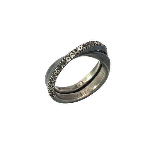 Der Ring M&ouml;bius Ag 925 breit W.Topas, oxyd. beeindruckt mit Sterling Silber und funkelnden Topasen  ist ideal f&uuml;r die Ringgr&ouml;&szlig;e 57 und geh&ouml;rt zur Kategorie Schmuck. Tragen Sie diesen stilvollen Ring alleine oder kombinieren Sie ihn mit anderen Silberst&uuml;cken, um ein modernes und elegantes Statement zu setzen. Perfekt f&uuml;r jeden Anlass.