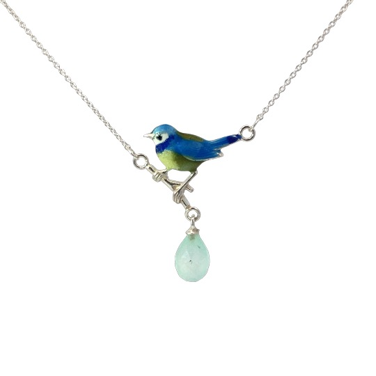 Der Collier Blaumeischen  aus Ag 925 mit Feueremaille und Chalcedon ist ein bemerkenswertes Schmuckst&uuml;ck. Als Halskette unterstreicht es Ihre Eleganz und eignet sich besonders f&uuml;r besondere Anl&auml;sse. Tragen Sie es am besten zu einem schlichten Outfit, um dessen Sch&ouml;nheit hervorzuheben. Perfekt f&uuml;r jeden Schmuckliebhaber, der nach Raffinesse sucht.