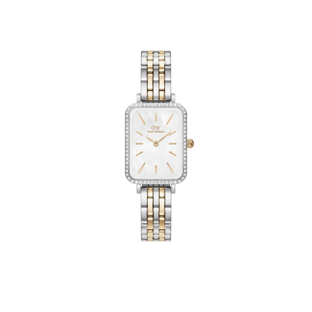 Die Quadro Daniel Wellington Damenuhr, besticht durch ein elegantes Design in Gold und Silber. Aus Edelstahl gefertigt, misst das Geh&auml;use 26 mm. Ohne Datumsfunktion und neu im Zustand, ist sie ideal f&uuml;r formelle Anl&auml;sse. Am besten kombinieren Sie sie mit klassischer Abendgarderobe f&uuml;r einen zeitlos eleganten Look.