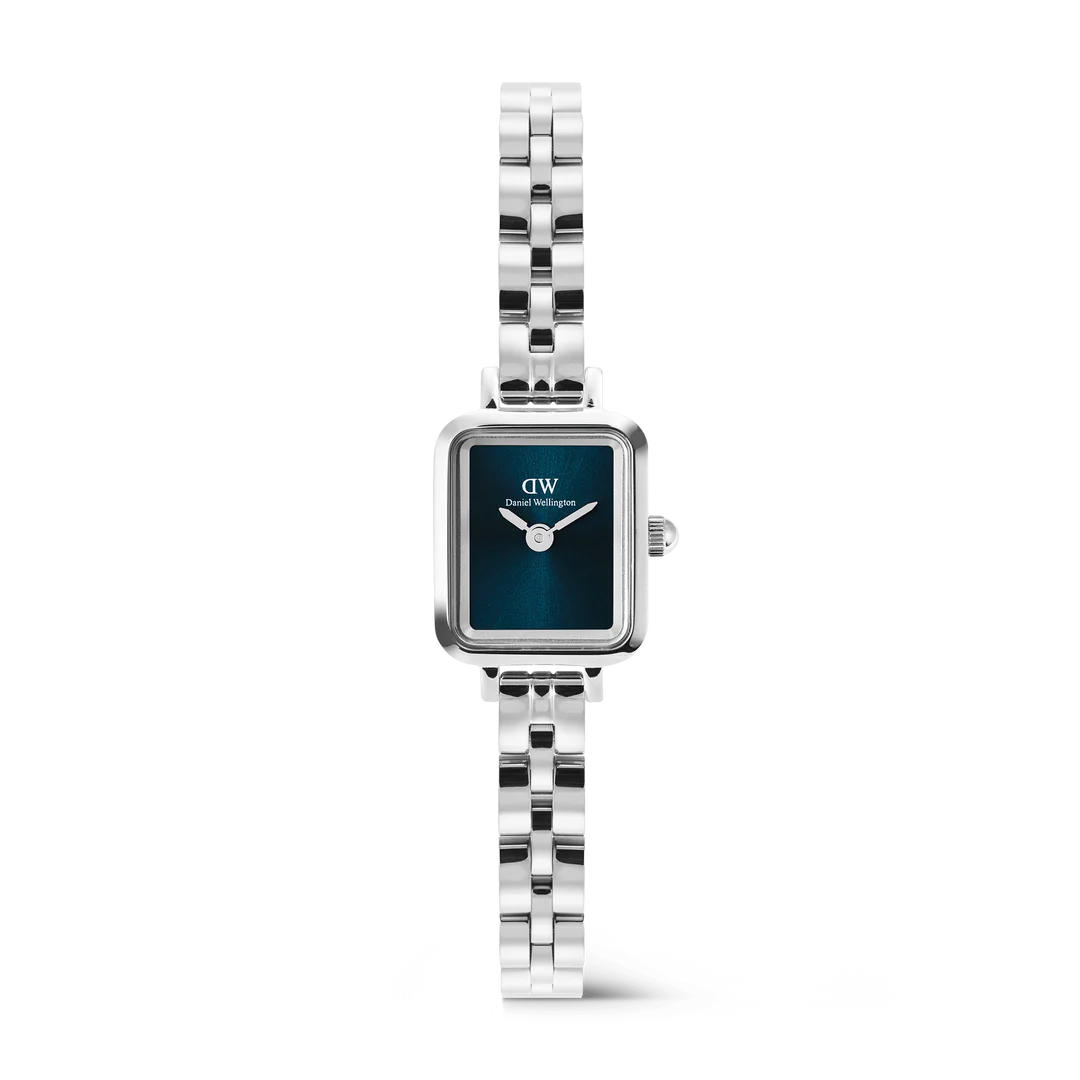 Die Quadro Mini Damenuhr von Daniel Wellington,  besticht durch ein elegantes Design in Silber. Sie verf&uuml;gt &uuml;ber ein Edelstahlgeh&auml;use, ist wasserdicht bis 3 ATM und hat keinen Datumsanzeiger. Perfekt f&uuml;r einen stilvollen Auftritt bei formellen Anl&auml;ssen. Am besten mit eleganter Kleidung kombinieren, um ihren zeitlosen Look zu betonen.