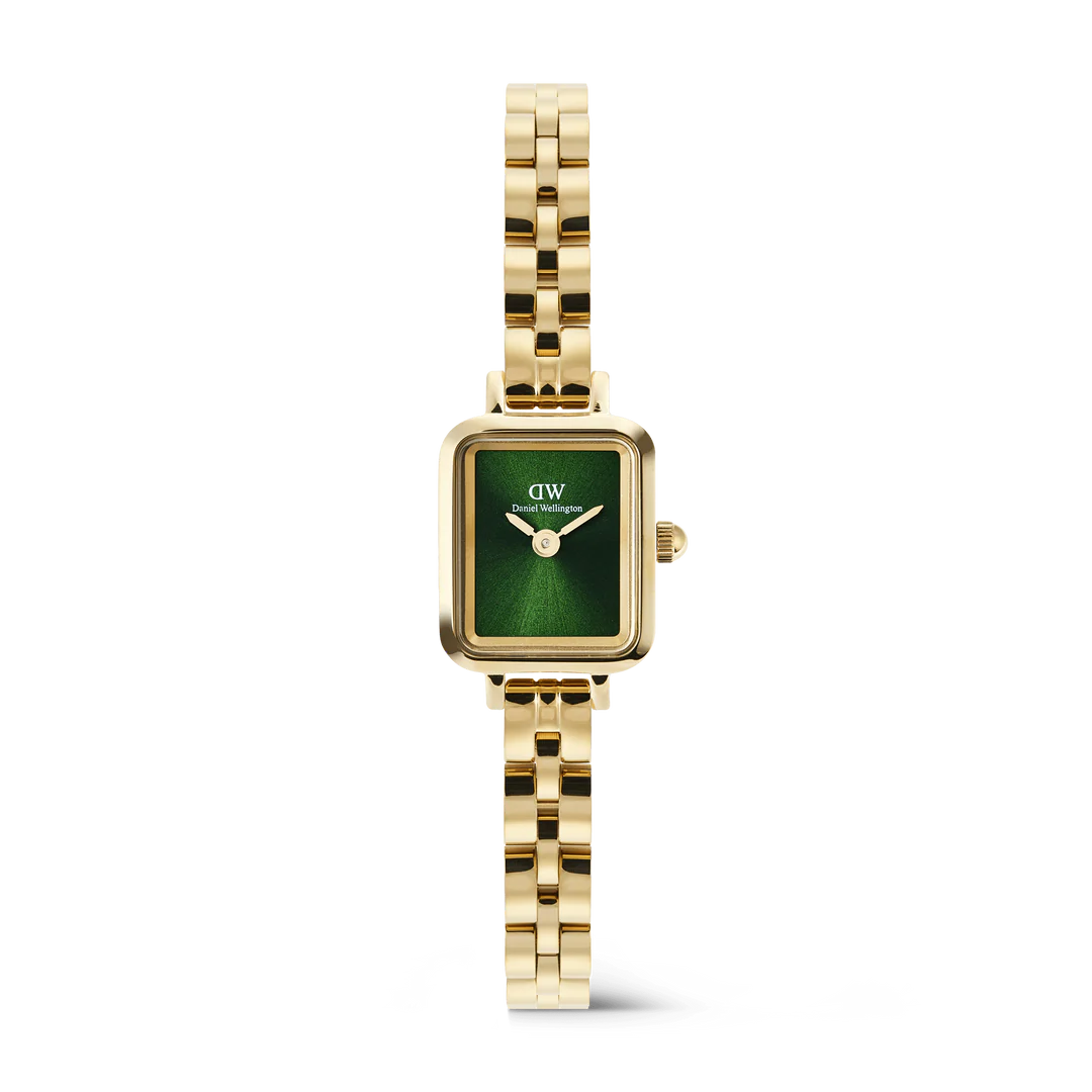 Die Quadro Mini Daniel Wellington Damenuhr verf&uuml;gt &uuml;ber ein goldfarbenes Edelstahlgeh&auml;use und -armband ohne Datumsfunktion. Das elegante Design macht sie zu einem perfekten Accessoire f&uuml;r jedes Outfit. Tragen Sie diese Uhr zu formellen Anl&auml;ssen oder als stilvolles Highlight im Alltag. Ihre neue, schlanke Gr&ouml;&szlig;e sorgt f&uuml;r einen subtilen, aber edlen Look.