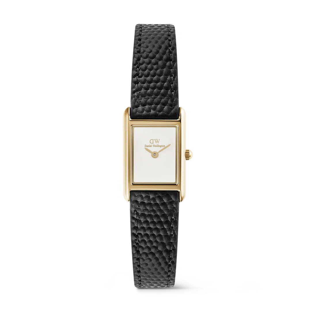 Die Bound Mini Daniel Wellington Damenuhr, besticht durch ein elegantes Design mit einem schwarzen Armband und einem Geh&auml;use aus Edelstahl. Ohne Datumsfunktion und in der Gr&ouml;&szlig;e 13 ist sie die perfekte Erg&auml;nzung f&uuml;r jedes Outfit. Tragen Sie sie zu formellen Anl&auml;ssen oder als stilvolles Accessoire im Alltag.