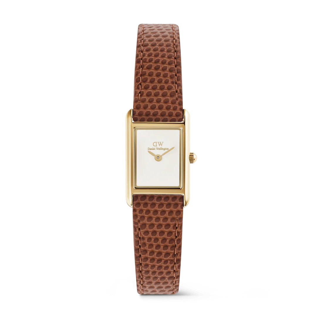 Die Bound Mini Daniel Wellington Damenuhr, besticht durch ihr elegantes Design. Sie verf&uuml;gt &uuml;ber ein braunes Armband und ein Geh&auml;use aus Edelstahl. Diese Uhr hat keine Datumsanzeige und ist neu. Ideal kombinierbar mit l&auml;ssigen oder formellen Outfits, perfekt f&uuml;r jeden Anlass. Tragen Sie sie am Handgelenk f&uuml;r zeitlose Eleganz.