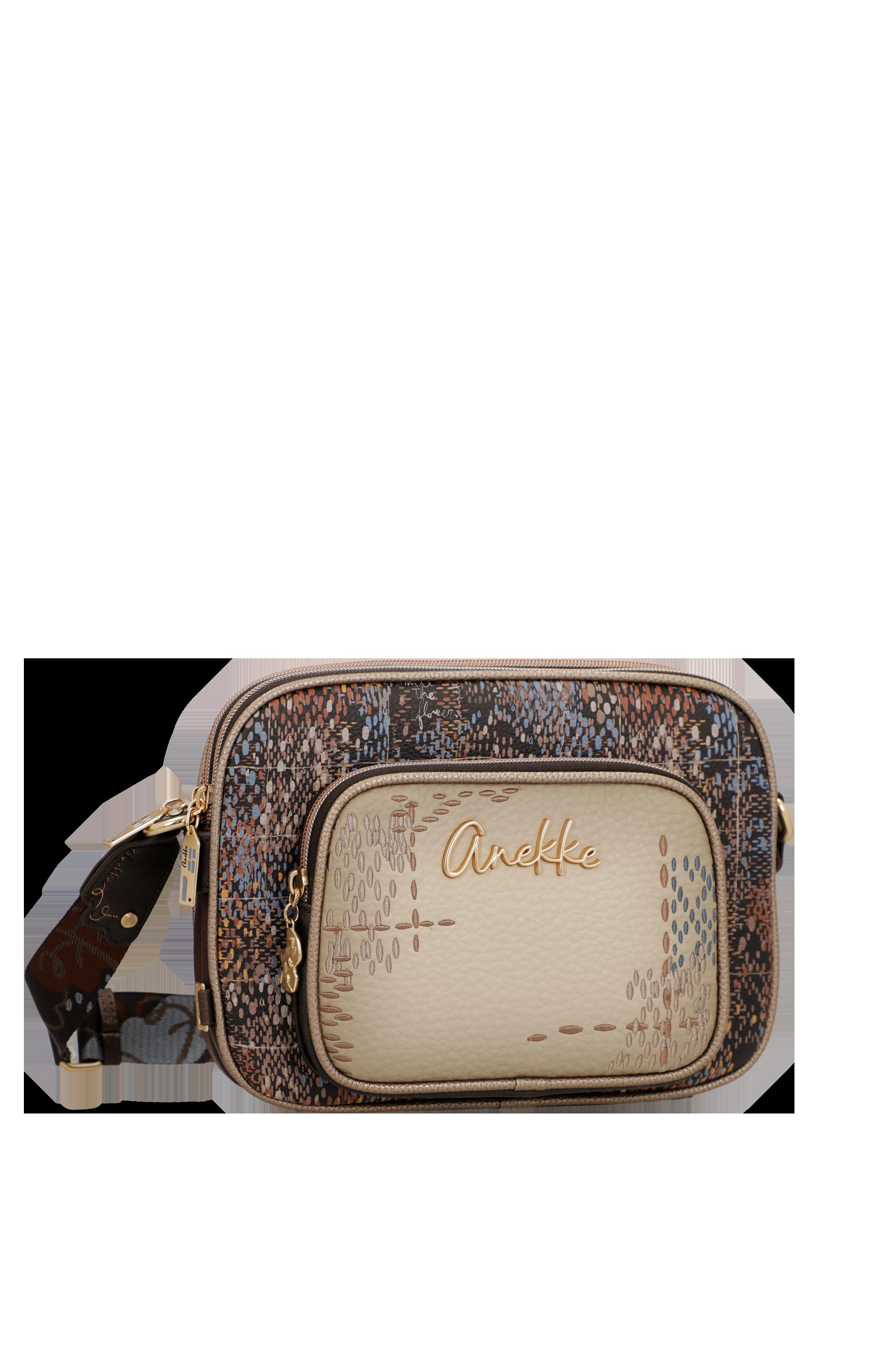 Anekke Crossbody Tas &ndash; Nederland Collectie | Stijlvol, Praktisch & Uniek
Ontdek de charme van Nederland met deze prachtige Anekke crossbody tas uit de nieuwste reiscollectie. Tijdens haar bijzondere wereldreis doet Anekke ook Nederland aan. De tas is ge&iuml;nspireerd op de schoonheid, cultuur en sfeer van ons land en vertelt, zoals je van Anekke gewend bent, een uniek verhaal vol details.

Deze compacte schoudertas is ideaal voor dagelijks gebruik. Dankzij het verstelbare schouderhengsel draag je de tas comfortabel crossbody, terwijl de handige vakindeling voldoende ruimte biedt voor je telefoon, portemonnee, sleutels en andere dagelijkse benodigdheden. De hoogwaardige afwerking, kleurrijke prints en verfijnde borduursels maken deze tas tot een echte blikvanger.

Of je nu een dagje gaat winkelen, een stedentrip maakt of op zoek bent naar een stijlvolle tas voor iedere dag, deze Anekke crossbody combineert functionaliteit met een bijzonder design.

Kenmerken
Originele Anekke Nederland-collectie
Verstelbare crossbody schouderband
Praktische vakindeling met ritssluiting
Hoogwaardige afwerking met unieke Anekke-details
Compact formaat voor dagelijks gebruik