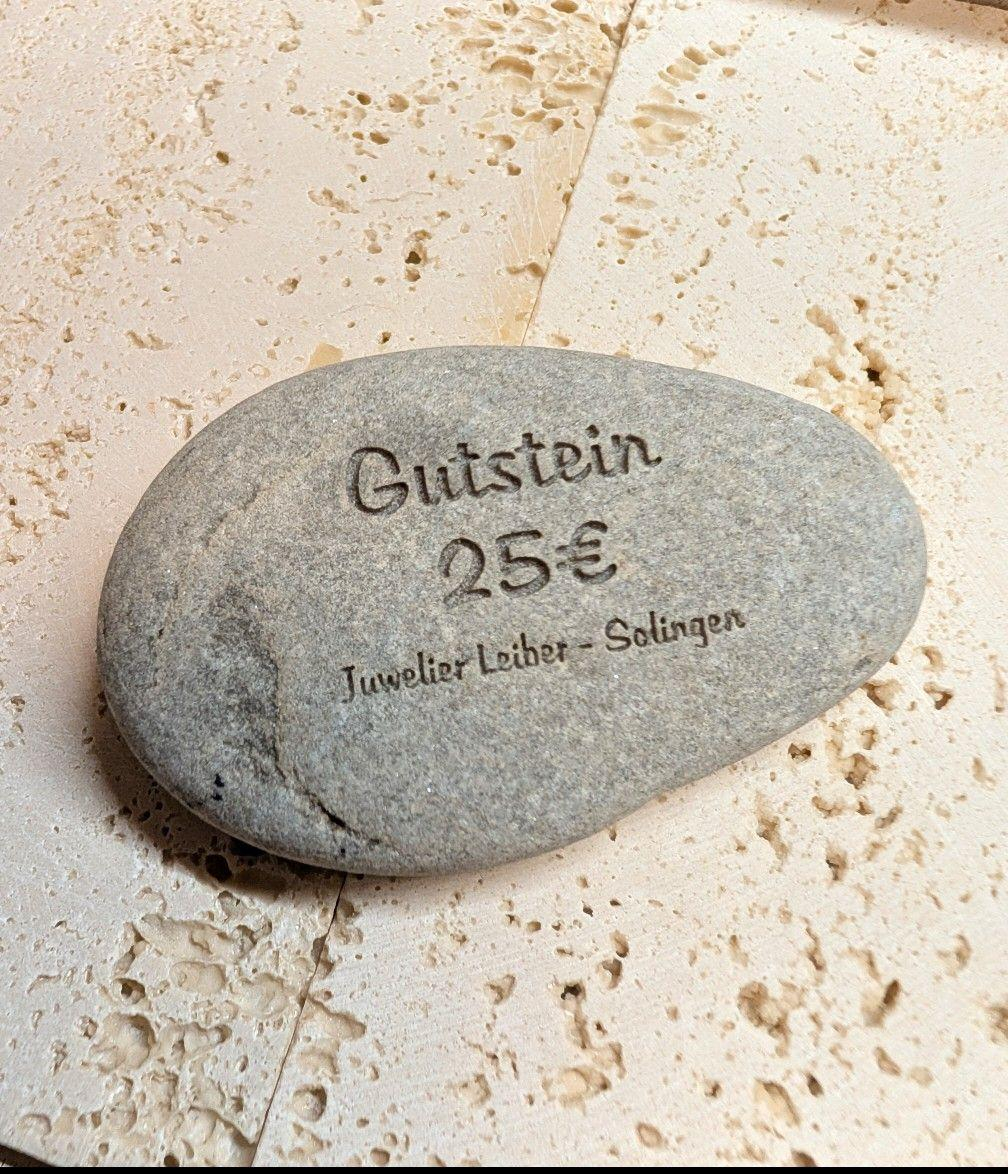 bei dem Artikel handelt sich um einen Stein mit der Aufschrift "Gutschtein 25&euro; Juwelier Leiber" Dieser Stein wird zusammen mit einer individuellen Gutscheinkarte liebevoll verpackt zu ihnen nach Hause geschickt. Perfekt  als kleines Geschenk f&uuml;r jede Gelegenheit. Einl&ouml;sbar  auf alle Produkte in unserem Shop und bei Juwelier Leiber vor Ort.