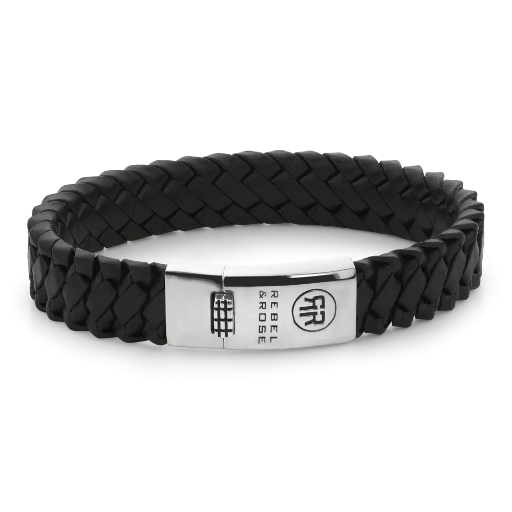 De Braided Apollo armband van Rebel and Rose is 12 mm breed en handgemaakt, met volledig zilveren sluiting. Het zwarte leer is met veel zorg en vakmanschap gelooid door de ambachtslieden van Rebel and Rose. Prachtig rundleer dat mooier en soepeler wordt naarmate je het langer draagt. Ze doen het perfect in combinatie met onze Sterling Zilveren armbanden, ringen en kralen armbanden.