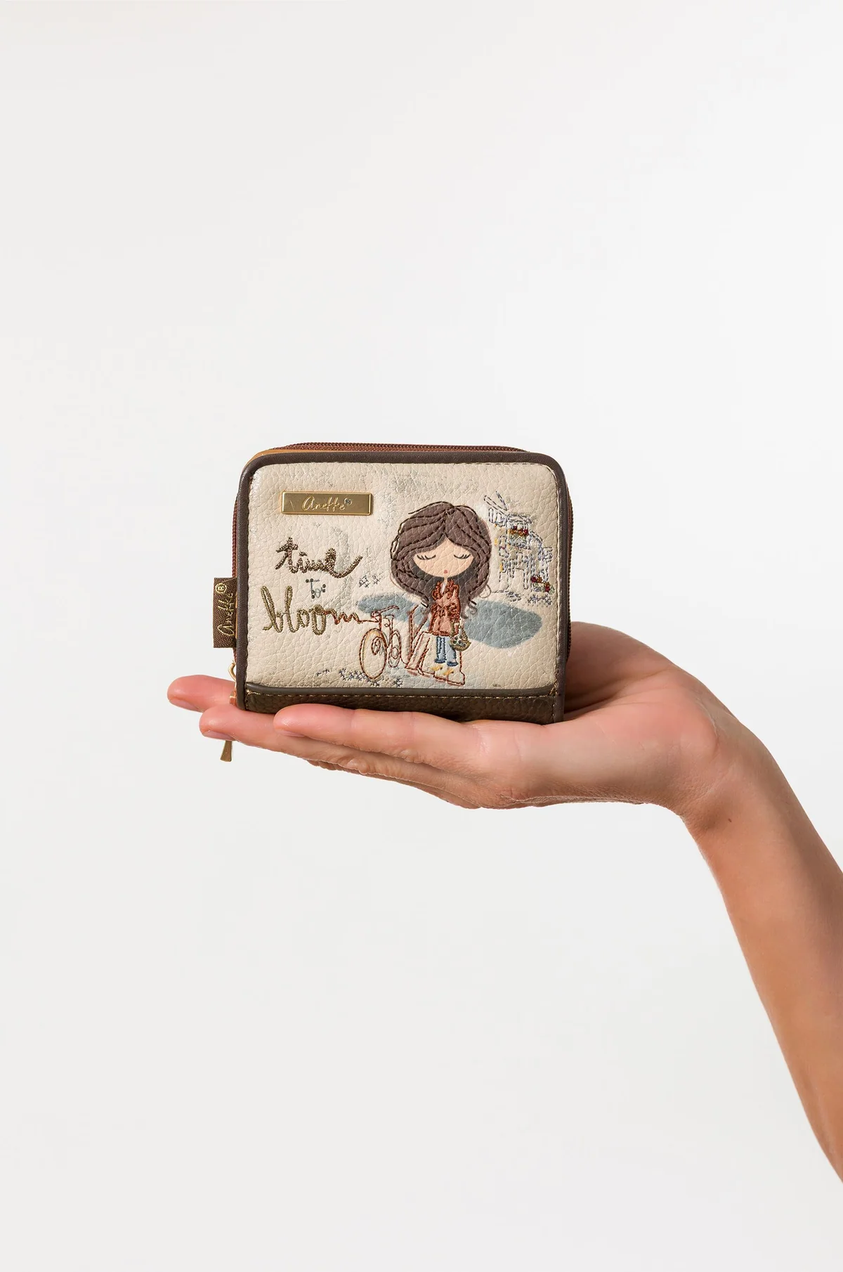 Anekke kleine accessoires en portemonnees
Met de kleine accessoires en portemonnees van Anekke voeg je stijl en karakter toe aan elke dag. De collectie bestaat uit portemonnees, pasjeshouders, sleutelhangers, etuis en andere praktische accessoires met de herkenbare, artistieke uitstraling van Anekke.

Of je nu op zoek bent naar een compacte portemonnee voor dagelijks gebruik of een bijzonder cadeau, Anekke combineert kwaliteit, functionaliteit en een uniek design. Dankzij de hoogwaardige afwerking en prachtige details zijn deze accessoires niet alleen handig, maar ook echte blikvangers.

Waarom kiezen voor Anekke accessoires?

Unieke en artistieke ontwerpen
Hoogwaardige materialen en afwerking
Praktische indeling voor dagelijks gebruik
Perfect als cadeau of om jezelf te verwennen
Ontdek de nieuwste collectie Anekke kleine accessoires en portemonnees en kies jouw favoriete model. Met een Anekke accessoire ga je altijd stijlvol de deur uit.