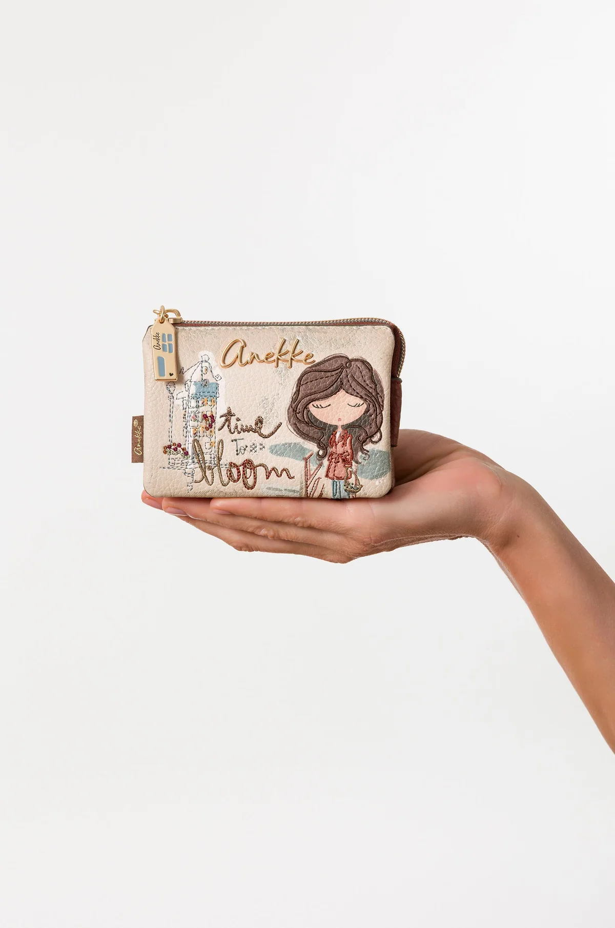 Anekke kleine accessoires en portemonnees
Met de kleine accessoires en portemonnees van Anekke voeg je stijl en karakter toe aan elke dag. De collectie bestaat uit portemonnees, pasjeshouders, sleutelhangers, etuis en andere praktische accessoires met de herkenbare, artistieke uitstraling van Anekke.

Of je nu op zoek bent naar een compacte portemonnee voor dagelijks gebruik of een bijzonder cadeau, Anekke combineert kwaliteit, functionaliteit en een uniek design. Dankzij de hoogwaardige afwerking en prachtige details zijn deze accessoires niet alleen handig, maar ook echte blikvangers.

Waarom kiezen voor Anekke accessoires?

Unieke en artistieke ontwerpen
Hoogwaardige materialen en afwerking
Praktische indeling voor dagelijks gebruik
Perfect als cadeau of om jezelf te verwennen
Ontdek de nieuwste collectie Anekke kleine accessoires en portemonnees en kies jouw favoriete model. Met een Anekke accessoire ga je altijd stijlvol de deur uit.