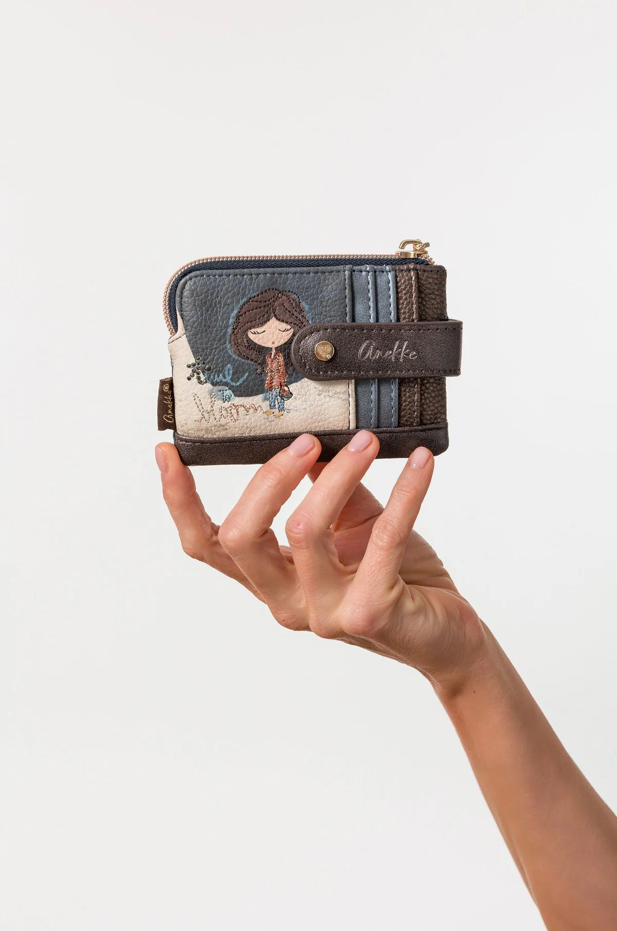 Anekke kleine accessoires en portemonnees
Met de kleine accessoires en portemonnees van Anekke voeg je stijl en karakter toe aan elke dag. De collectie bestaat uit portemonnees, pasjeshouders, sleutelhangers, etuis en andere praktische accessoires met de herkenbare, artistieke uitstraling van Anekke.

Of je nu op zoek bent naar een compacte portemonnee voor dagelijks gebruik of een bijzonder cadeau, Anekke combineert kwaliteit, functionaliteit en een uniek design. Dankzij de hoogwaardige afwerking en prachtige details zijn deze accessoires niet alleen handig, maar ook echte blikvangers.

Waarom kiezen voor Anekke accessoires?

Unieke en artistieke ontwerpen
Hoogwaardige materialen en afwerking
Praktische indeling voor dagelijks gebruik
Perfect als cadeau of om jezelf te verwennen
Ontdek de nieuwste collectie Anekke kleine accessoires en portemonnees en kies jouw favoriete model. Met een Anekke accessoire ga je altijd stijlvol de deur uit.