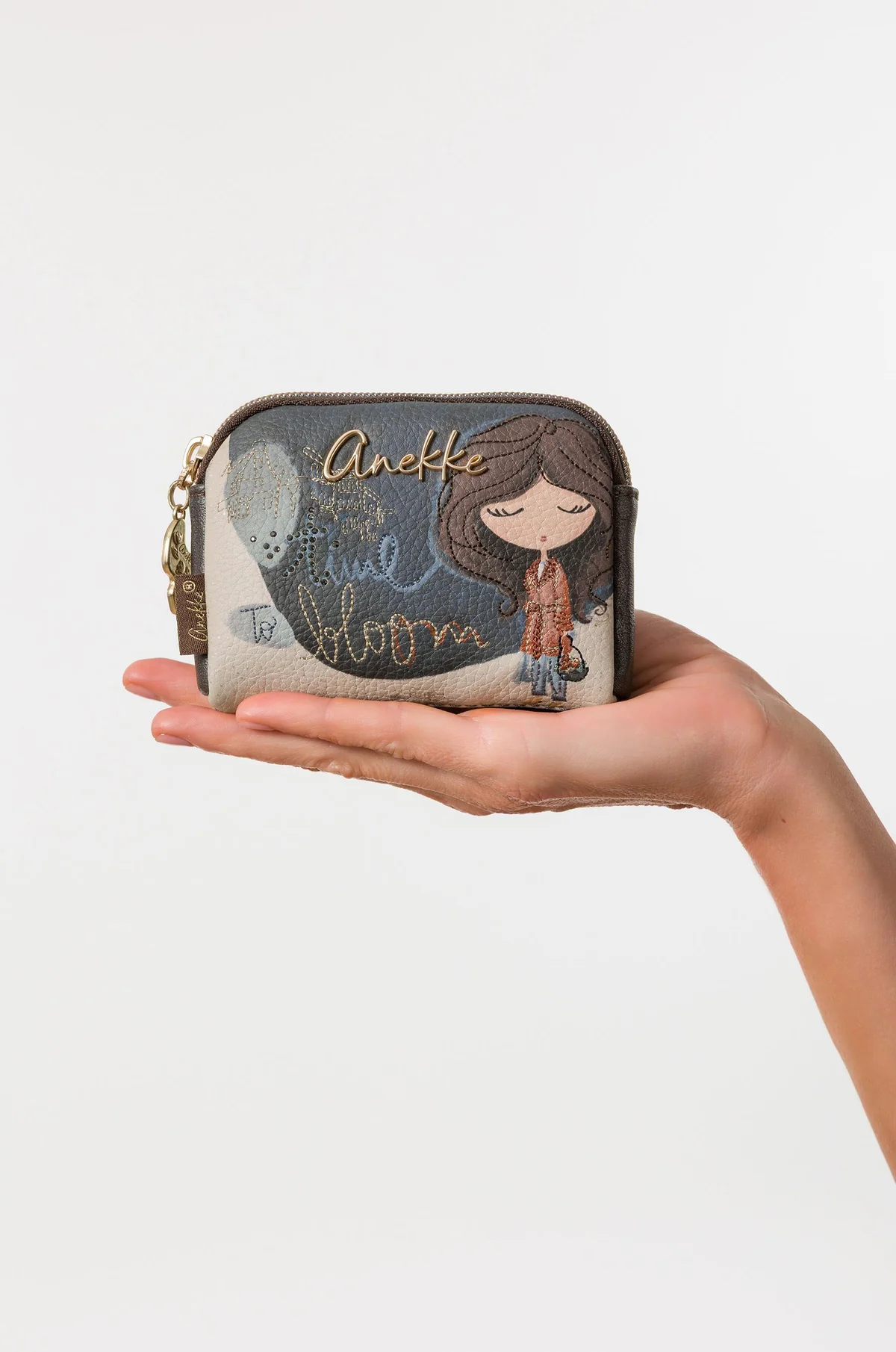 Anekke kleine accessoires en portemonnees
Met de kleine accessoires en portemonnees van Anekke voeg je stijl en karakter toe aan elke dag. De collectie bestaat uit portemonnees, pasjeshouders, sleutelhangers, etuis en andere praktische accessoires met de herkenbare, artistieke uitstraling van Anekke.

Of je nu op zoek bent naar een compacte portemonnee voor dagelijks gebruik of een bijzonder cadeau, Anekke combineert kwaliteit, functionaliteit en een uniek design. Dankzij de hoogwaardige afwerking en prachtige details zijn deze accessoires niet alleen handig, maar ook echte blikvangers.

Waarom kiezen voor Anekke accessoires?

Unieke en artistieke ontwerpen
Hoogwaardige materialen en afwerking
Praktische indeling voor dagelijks gebruik
Perfect als cadeau of om jezelf te verwennen
Ontdek de nieuwste collectie Anekke kleine accessoires en portemonnees en kies jouw favoriete model. Met een Anekke accessoire ga je altijd stijlvol de deur uit.