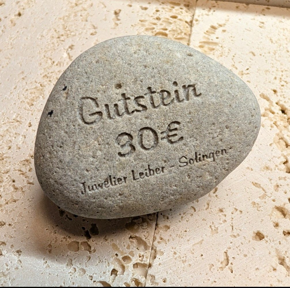 bei dem Artikel handelt sich um einen Stein mit der Aufschrift "Gutschtein 30&euro; Juwelier Leiber" Dieser Stein wird zusammen mit einer individuellen Gutscheinkarte liebevoll verpackt zu ihnen nach Hause geschickt. Perfekt  als kleines Geschenk f&uuml;r jede Gelegenheit. Einl&ouml;sbar  auf alle Produkte in unserem Shop und bei Juwelier Leiber vor Ort.