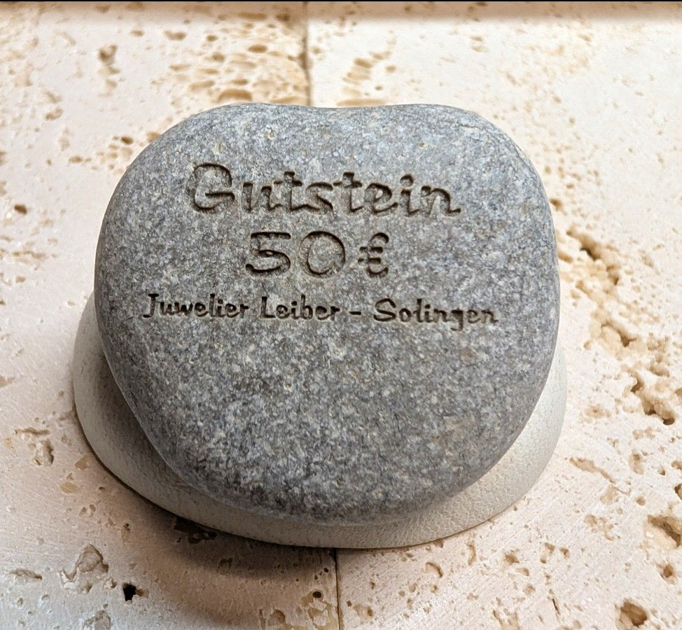 bei dem Artikel handelt sich um einen Stein mit der Aufschrift "Gutschtein 50&euro; Juwelier Leiber" Dieser Stein wird zusammen mit einer individuellen Gutscheinkarte liebevoll verpackt zu ihnen nach Hause geschickt. Perfekt  als kleines Geschenk f&uuml;r jede Gelegenheit. Einl&ouml;sbar  auf alle Produkte in unserem Shop und bei Juwelier Leiber vor Ort.