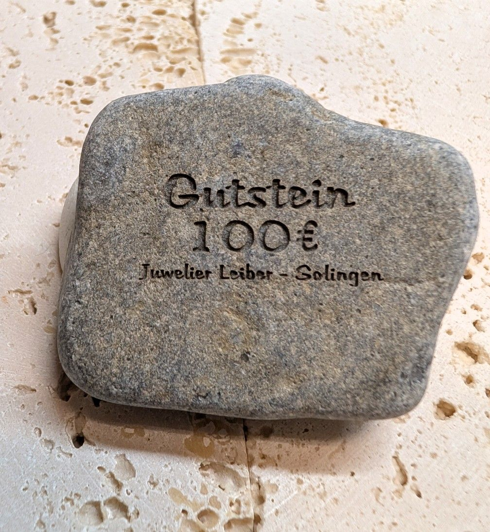 bei dem Artikel handelt sich um einen Stein mit der Aufschrift "Gutschtein 100&euro; Juwelier Leiber" Dieser Stein wird zusammen mit einer individuellen Gutscheinkarte liebevoll verpackt zu ihnen nach Hause geschickt. Perfekt  als kleines Geschenk f&uuml;r jede Gelegenheit. Einl&ouml;sbar  auf alle Produkte in unserem Shop und bei Juwelier Leiber vor Ort.
