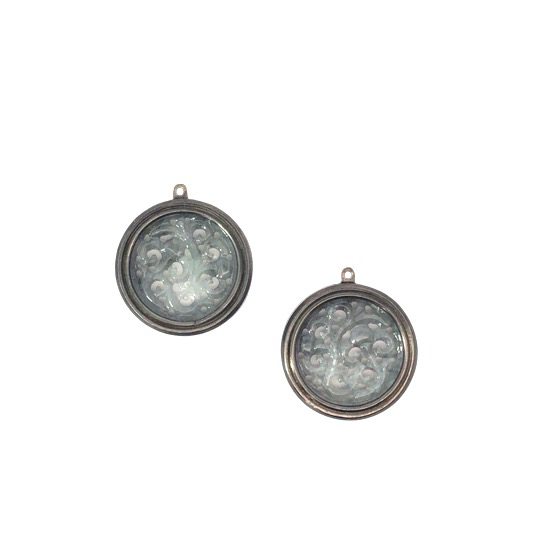 Der Artikel "Paar Einh&auml;nger Jade" mit der Modellnummer EINH&Auml;NGER JADE ist ein stilvoller Schmuckanh&auml;nger aus der Kategorie JEWEL, speziell ein PENDANT mit Farbedelsteinen. Perfekt geeignet, um an einer Halskette getragen zu werden, erg&auml;nzt er jedes Outfit mit einem Hauch von Eleganz und Farbigkeit. Ideal f&uuml;r besondere Anl&auml;sse oder als t&auml;glicher Blickfang.