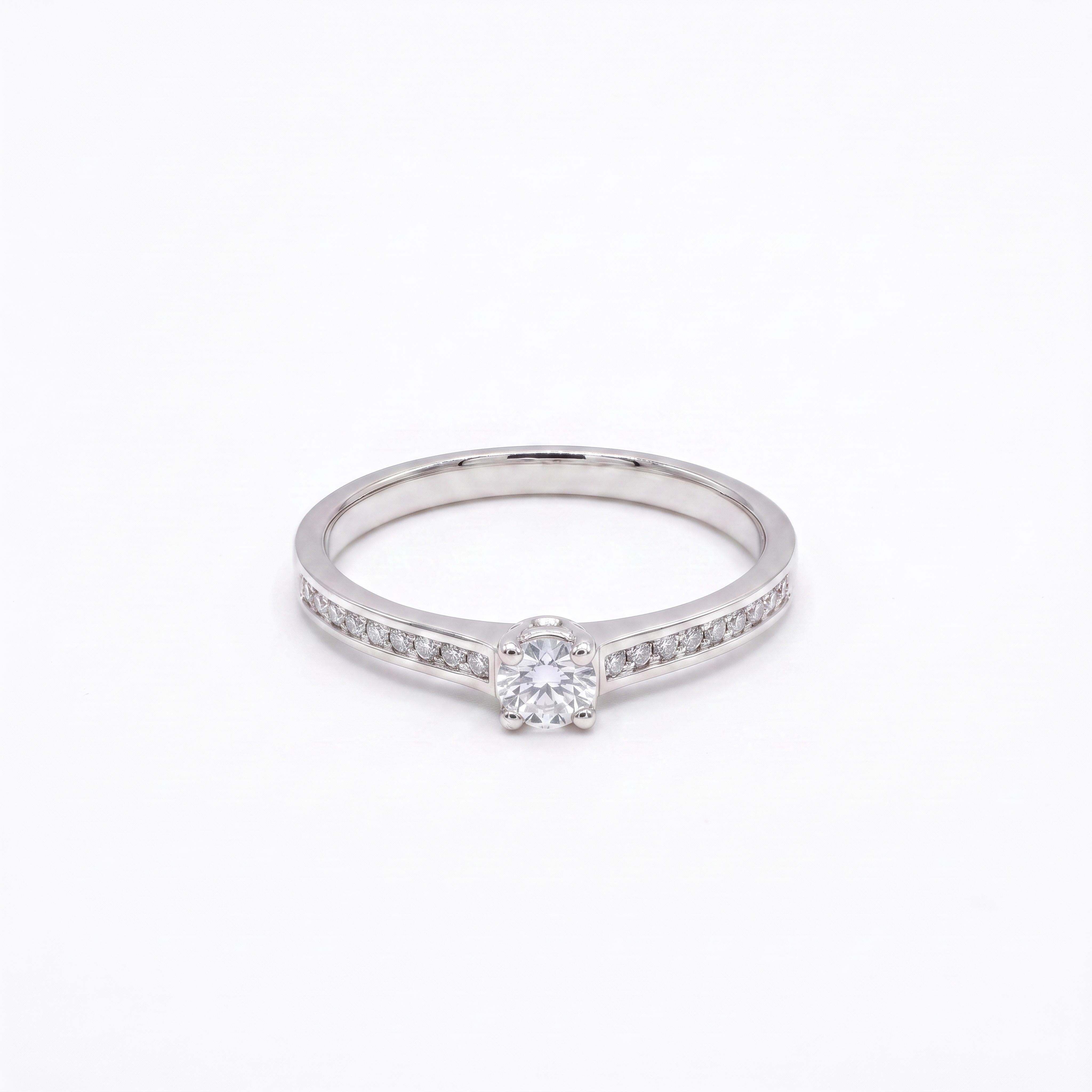 Klassieke Elegance met Moderne Flair: 14 Karaat Witgouden Solitaire Ring met Railzetting (0.28ct)
Ben je op zoek naar een verfijnde witgouden solitaire verlovingsring met een luxe twist? Deze beeldschone 14 karaat witgouden ring van Juwelier Rijk Amsterdam combineert het tijdloze solitaire-ontwerp met een elegante railzetting.

Het sprankelende middelpunt is een 0.18 caraat briljant geslepen diamant die prachtig het licht vangt. De band is verfijnd bezet met zij-diamanten in een strakke railzetting van in totaal 0.10 caraat. Met een totaal diamantgewicht van 0.28ct biedt deze ring een perfecte balans tussen klassieke klasse en schitterende details.

Duurzaam & Massief: Perfect voor Dagelijks Gebruik
Gemaakt van hoogwaardig massief 14 karaat witgoud (585). De railzetting beschermt de zij-diamanten optimaal, waardoor deze ring buitengewoon comfortabel en geschikt is voor dagelijks gebruik.