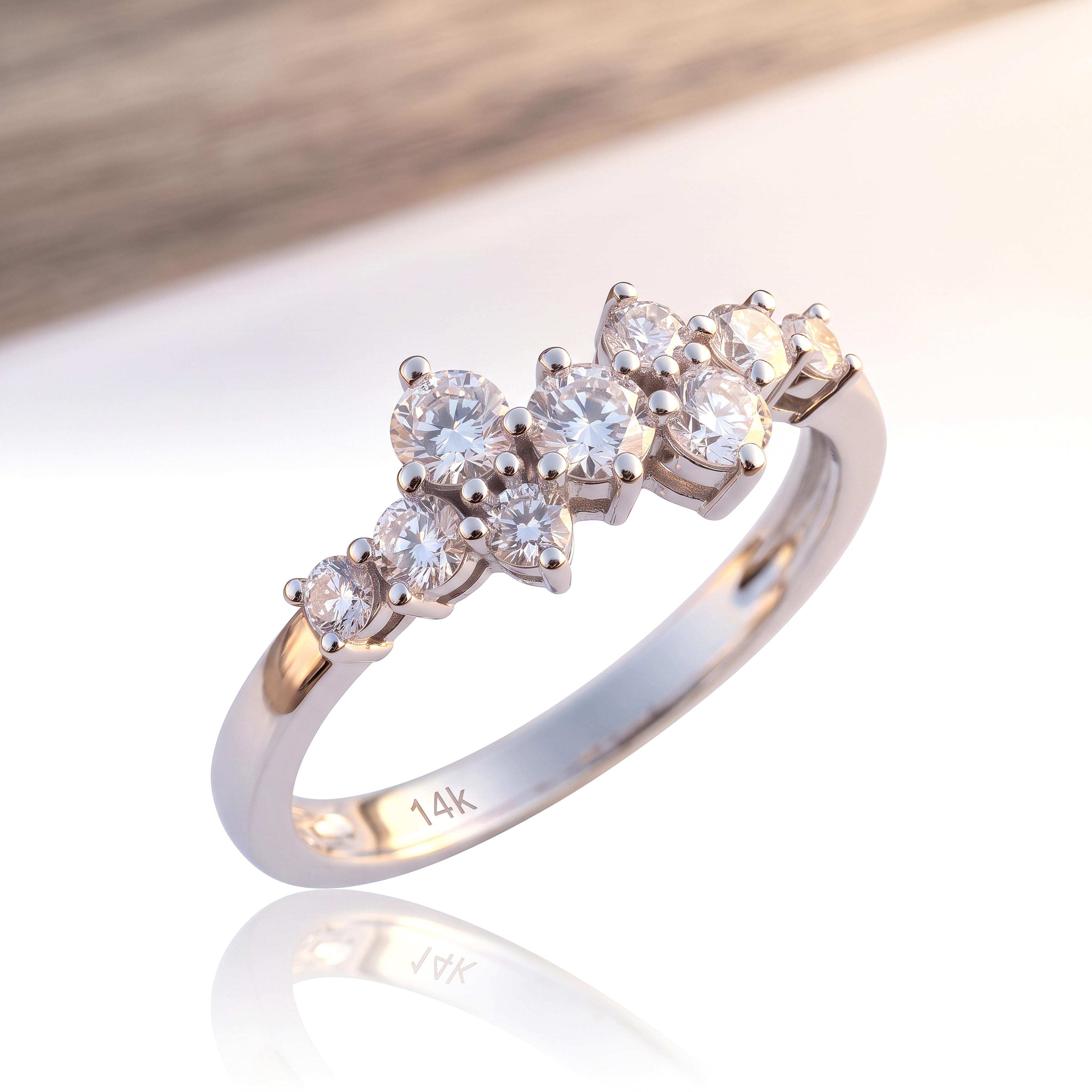 Exclusief Eigen Ontwerp: 14 Karaat Witgouden Asymmetrische Cluster Verlovingsring (0.25ct F/SI)
Zoek je een echt unieke, eigentijdse witgouden verlovingsring die niemand anders heeft? Deze adembenemende 14 karaat witgouden ring van Juwelier Rijk Amsterdam is een exclusief eigen ontwerp, uitgevoerd als een stijlvolle asymmetrische cluster.

De ring heeft een speelse en artistieke compositie van verschillende briljant geslepen diamanten met een totaal gewicht van 0.25 caraat. De diamanten beschikken over een uitstekende kwaliteit met F (zeldzaam wit) kleur en SI zuiverheid. Dankzij het unieke asymmetrische clusterontwerp vangt de ring het licht vanuit elke mogelijke hoek, wat zorgt voor een onge&euml;venaarde en dynamische schittering.

Ambachtelijk & Massief: Vervaardigd voor Dagelijks Gebruik
Gemaakt in ons eigen atelier van hoogwaardig massief 14 karaat witgoud (585). Dit ontwerp combineert een artistieke look met een stevige en comfortabele afwerking, waardoor de ring uitermate geschikt is voor dagelijks gebruik.