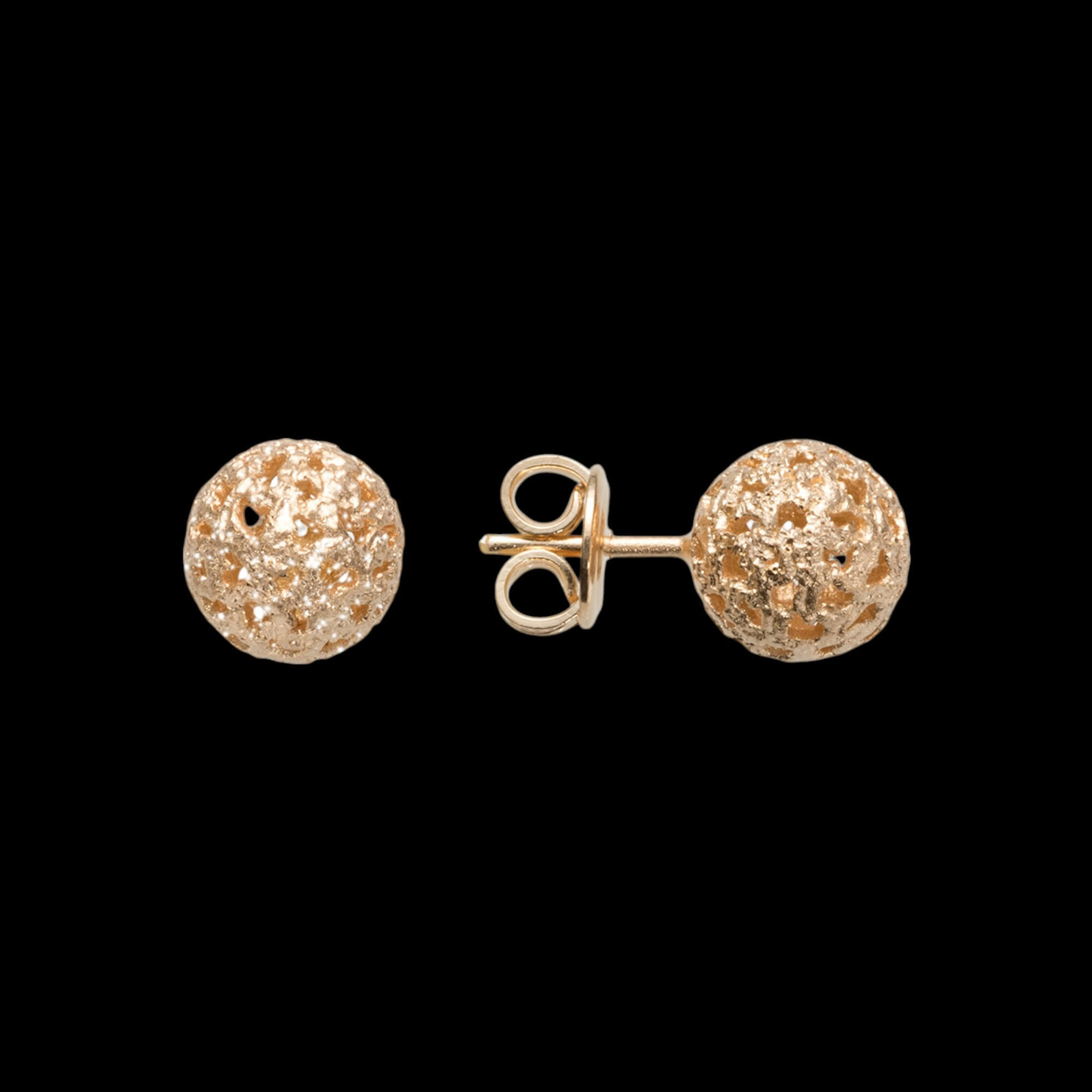 zilveren oorstekers verguld bolletje van 9 mm. Diamantering zorgt voor verrassend en fraai effect.