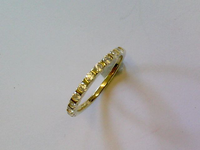 Der Damenring Mehrsteiner 333 Gelbgold Zirkonia, Modellnummer 6-213657-001, zeichnet sich durch hochwertige Zirkonia-Steine und edles 333 Gelbgold aus. Ideal f&uuml;r den Alltag, passt er perfekt zu jedem Outfit. In Gr&ouml;&szlig;e 58 erh&auml;ltlich, l&auml;sst er sich sowohl alleine als auch mit anderen Ringen kombinieren, um einen stilvollen Look zu kreieren. Perfekt f&uuml;r normale Anl&auml;sse.