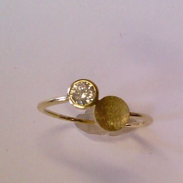 Der Damenring mit der Modellnummer 6-213950-001 besteht aus 333er Gelbgold und ist mit einem funkelnden Zirkonia-Stein verziert. Die polierte und matte Oberfl&auml;che verleiht ihm eine elegante Optik. Ideal f&uuml;r den t&auml;glichen Gebrauch, passt dieser Ring in Gr&ouml;&szlig;e 58 perfekt zu jedem Outfit. Kombinieren Sie ihn mit anderen Goldschmuckst&uuml;cken f&uuml;r ein harmonisches Aussehen.