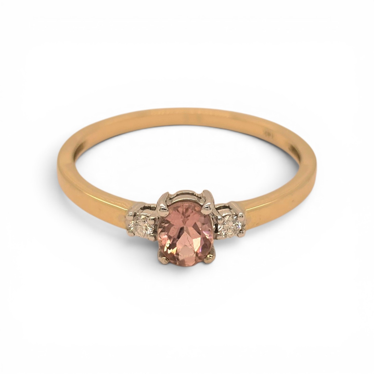 Bicolor geel en witgouden ring van 5mm breed uitgevoerd met een luxe solitaire smaragd steen en een rijzetting van diamant 0.05ct. Tip: Leuk om kado te doen aan dierbare of je geliefde. Diamonds are girls best friend!.