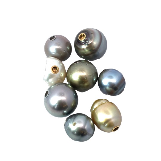Die Wechselschlie&szlig;e Tahitiperle, Modellnummer WECHSELSCHLIESSE TAHITI, ist ein elegantes Schmuckst&uuml;ck, ideal als Anh&auml;nger. Diese Perle aus der Kategorie Schmuck verleiht jedem Outfit einen Hauch von Exotik und Luxus. Ideal in Kombination mit einer schlichten Silber- oder Goldkette zu tragen, um die Perle in den Vordergrund zu stellen. Perfekt f&uuml;r besondere Anl&auml;sse.