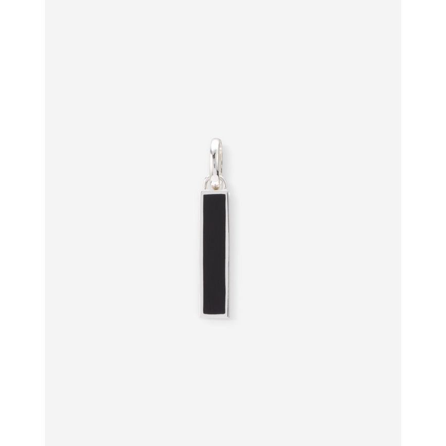 De Ben Mini (Edel)steen Hanger Zilver Onyx is een samensmelting van de tijdloze iconische Ben-schakel in de mini-variant en de energieke kracht van de Onyx-steen. De zwarte Onyx is een symbool van innerlijke kracht, biedt niet alleen fysieke bescherming maar staat ook bekend om het bevorderen van ondersteuning, doorzettingsvermogen en stabiliteit. Dit unieke stuk uit de Gemstone-collectie is geschikt voor iedereen en voegt een stijlvolle touch toe aan elke outfit.