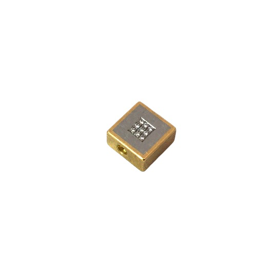 Das Produkt Wechselschlie&szlig;e Quadrat mit der Modellnummer WECHSELSCHLIESSE QUADRAT verf&uuml;gt &uuml;ber die folgenden Eigenschaften: Eine quadratische, austauschbare Goldanh&auml;ngerschaft aus 18 Karat Gold . Ideal zum Tragen an einer   Kette f&uuml;r einen eleganten und stilvollen Look. Perfekt f&uuml;r besondere Anl&auml;sse oder den t&auml;glichen Gebrauch.