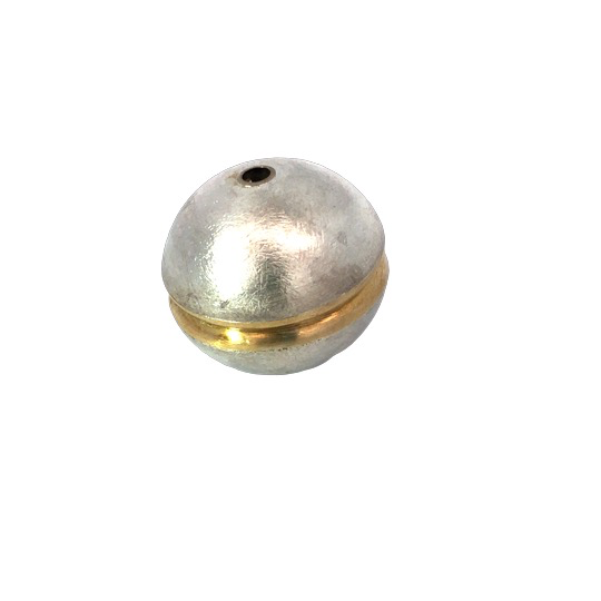 Die Wechselschlie&szlig;e Silber vergoldet, Modellnummer WECHSELSCHLIESSE AG VERGOLDET, ist ein vielseitiger Anh&auml;nger im edlen Design. Diese Vergoldung verleiht jedem Schmuckst&uuml;ck einen luxuri&ouml;sen Glanz. Ideal zu tragen an einer Halskette oder einem Armband und perfekt f&uuml;r verschiedenste Anl&auml;sse, verleiht es jedem Look eine elegante Note. Perfekt f&uuml;r Schmuckliebhaber, die Abwechslung sch&auml;tzen.