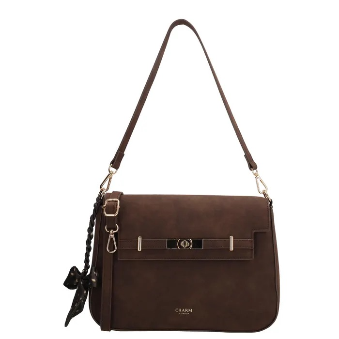 Charm London The Hamptons Village Schoudertas &ndash; PU Su&egrave;de Damestas
De Charm London The Hamptons Village schoudertas is een stijlvolle damestas van PU su&egrave;de die perfect is voor dagelijks gebruik. Dankzij het compacte formaat neem je jouw essentials gemakkelijk mee. De tas is voorzien van een afneembare korte schouderband en een verstelbare, afneembare lange schouderband, zodat je hem als schoudertas of crossbody kunt dragen.
Binnenin vind je twee insteekvakken, een tussenritsvak en een ritsvak voor waardevolle spullen. Ook aan de achterzijde bevindt zich een handig ritsvak. De overslagsluiting, gouden hardware en het decoratieve sjaaltje geven de tas een elegante uitstraling.
Kenmerken
Gemaakt van PU su&egrave;de
Afneembare korte schouderband
Verstelbare en afneembare lange schouderband
Overslagsluiting met siersluiting
Twee insteekvakken
Tussenritsvak en binnenvak met rits
Achterritsvak
Gouden hardware
Inclusief decoratief sjaaltje