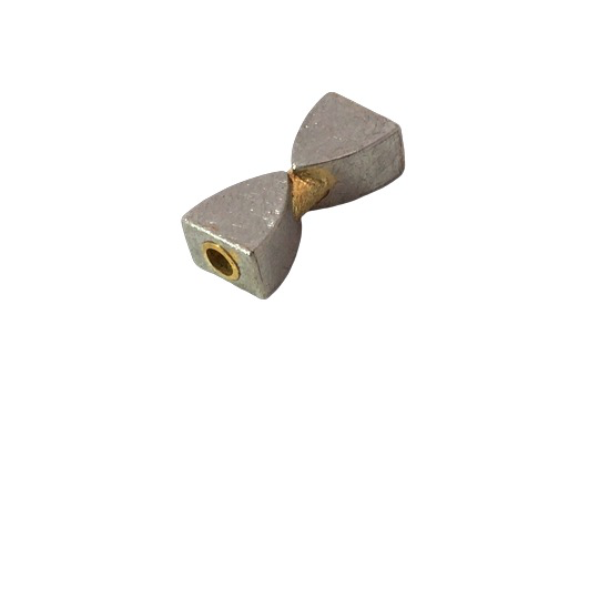 Die Wechselschlie&szlig;e Schleife, Modellnummer WECHSELSCHLIESSE SCHLEIFE, ist ein elegantes Schmuckst&uuml;ck einer unbenannten Marke. Sie besteht aus 18-kar&auml;tigem Gold und geh&ouml;rt zur Kategorie der Anh&auml;nger. Sie k&ouml;nnen diesen Anh&auml;nger stilvoll an einer Kette oder einem Armband tragen, um jedem Outfit einen Hauch von Eleganz zu verleihen. Perfekt f&uuml;r besondere Anl&auml;sse.