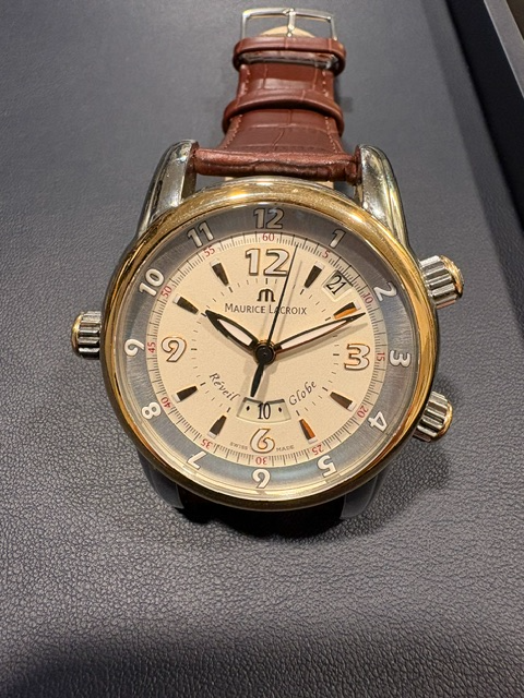 Deze Vintage  MP6388 is een stijlvolle polshorloge, perfect voor dagelijks gebruik. Het combineert elegantie met functionaliteit, waardoor het een ideale keuze is voor zowel formele als casual gelegenheden. Draag dit horloge om uw pols en pas de band aan voor optimaal comfort en grip. Dit accessoire voegt een vleugje verfijning toe aan elke outfit. Nieuwprijs rond de 5000 euro.