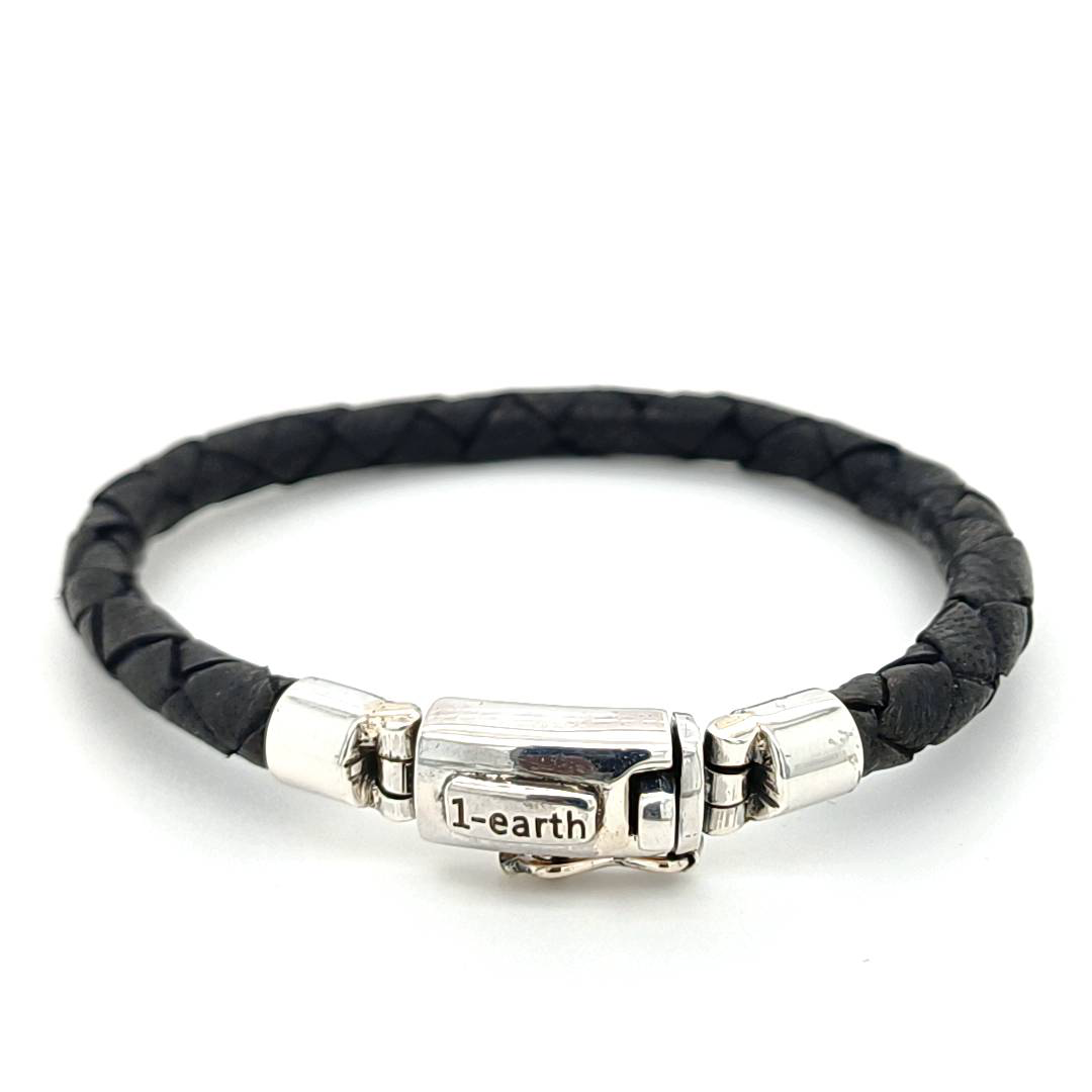De Armband Bunder Z, modelnummer 32152482-0188, is een stijlvolle armband van een onbekend merk. Het valt onder de categorie 'Jewel' en is van het type 'Bracelet'. Het accentueert de pols perfect en is geschikt voor dagelijks gebruik of speciale gelegenheden. Draag het los of combineer met andere sieraden voor een gelaagde look.