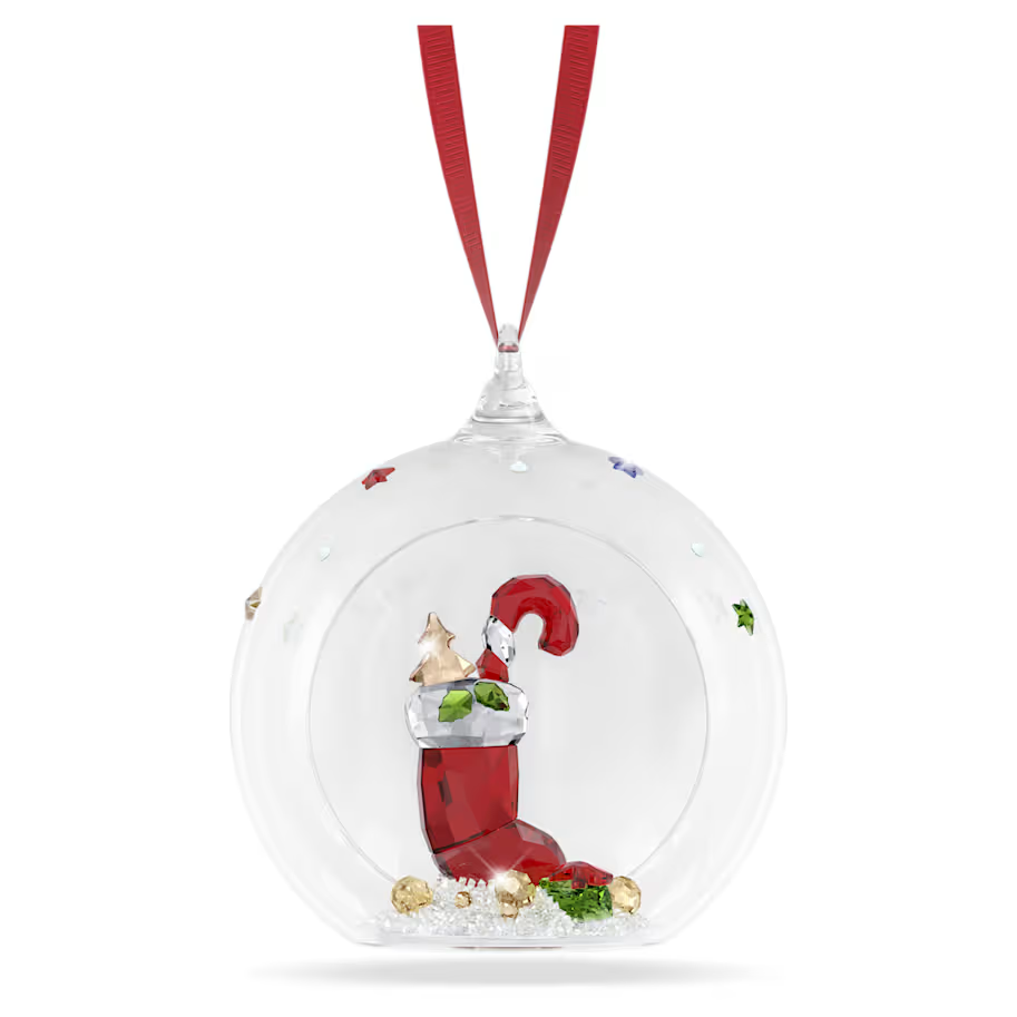 Als eerbetoon aan een iconische kerstsc&egrave;ne laat dit open balornament een kerstsok zien, gevuld met een zuurstok en een peperkoekboom. Het ornament is gemaakt met 628 facetten en hangt aan een rood ripsband lint. Het is een heerlijke manier om herinneringen uit uw kindertijd op te roepen en een vrolijk tintje aan elke kerstboom te geven. Decoratief voorwerp. Geen speelgoed. Niet geschikt voor kinderen jonger dan 15 jaar.