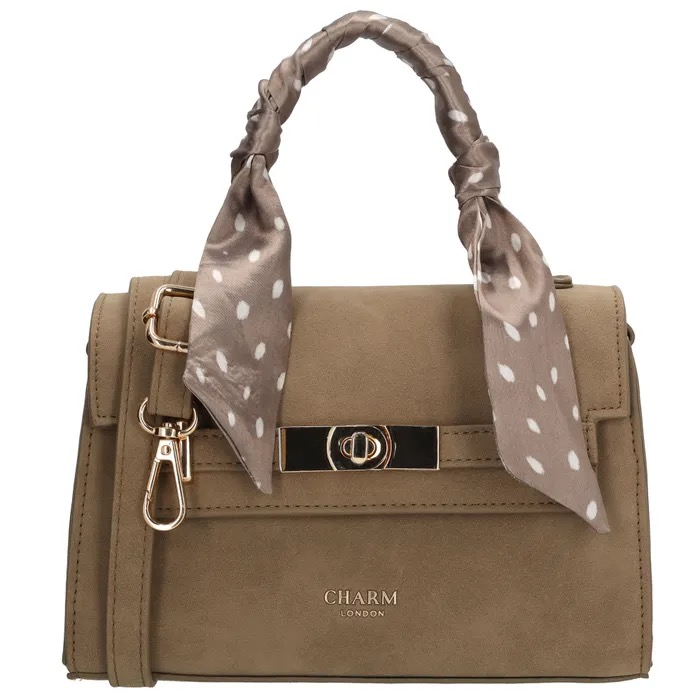 Charm London The Hamptons Village Handtas &ndash; Stijlvolle Damestas van PU Su&egrave;de
De Charm London The Hamptons Village handtas is een elegante damestas die stijl en functionaliteit perfect combineert. Gemaakt van hoogwaardig PU su&egrave;de en afgewerkt met luxe gouden hardware, is deze tas ideaal voor dagelijks gebruik of een avondje uit.
De overslag met druksluiting en extra ritssluiting zorgen ervoor dat je spullen veilig opgeborgen blijven. Binnenin vind je een ritsvak en een telefoonvak om je essentials overzichtelijk op te bergen. Dankzij de verstelbare en afneembare schouderband draag je de tas comfortabel als schoudertas of crossbody. Het decoratieve sjaaltje geeft de tas een stijlvolle finishing touch.
Kenmerken
Gemaakt van hoogwaardig PU su&egrave;de
Verstelbare en afneembare schouderband
Overslag met druksluiting en extra ritssluiting
Binnenvak met rits en telefoonvak
Luxe gouden hardware
Decoratief sjaaltje
Afmetingen: 23 x 14 x 4 cm
Zoekwoorden: Charm London handtas, damestas, PU su&egrave;de handtas, schoudertas dames, crossbody tas, elegante damestas.