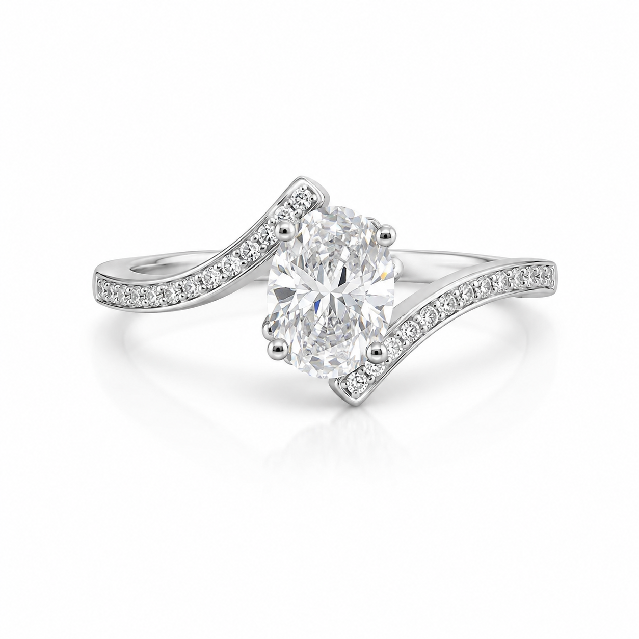 Wit Gouden ring met ovale labgrown steen en kleine diamanten erbij 