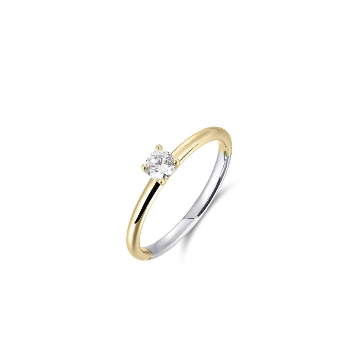 De Gisser zilver vergulde ring met zirkonia, modelnummer R413Y-56, is een elegante toevoeging aan uw sieradencollectie. Deze prachtige ring is perfect om glamour toe te voegen aan elke outfit. Draag hem solo voor een subtiele uitstraling of combineer met andere ringen voor een gelaagd effect. Een veelzijdig juweel voor elke gelegenheid!