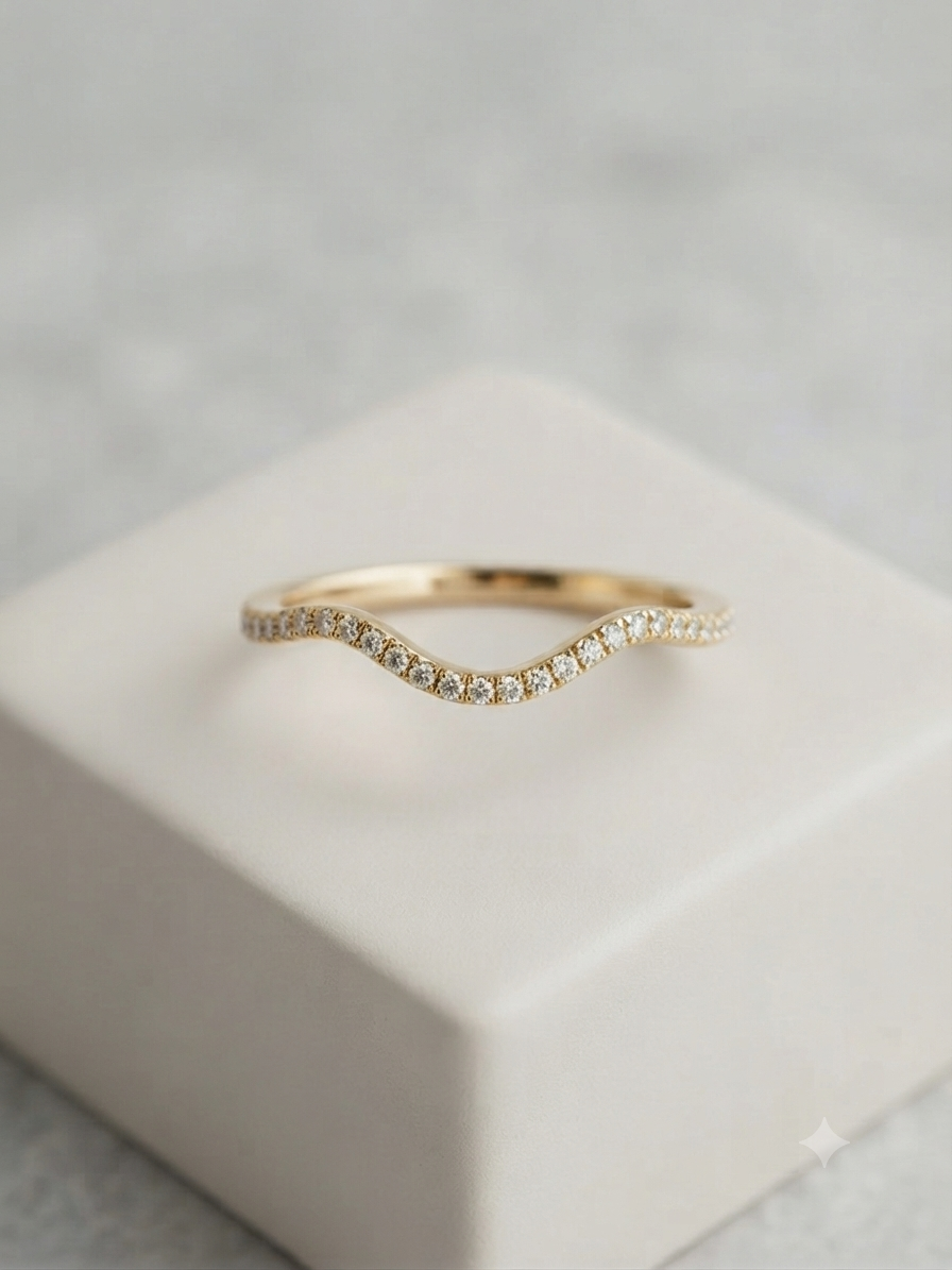 Gouden ring golf bv om tegen ovale ring te dragen 