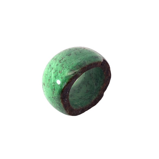 Der STEINRING ist ein eleganter Schmuckring in Gr&ouml;&szlig;e 59, perfekt f&uuml;r anspruchsvolle Anl&auml;sse. Sein schlichtes und dennoch stilvolles Design macht ihn zu einem vielseitigen Accessoire. Tragen Sie ihn an Ihrem Ring- oder Mittelfinger f&uuml;r einen klassischen Look. Es ist eine ideale Erg&auml;nzung zu jedem Outfit, die sowohl im Alltag als auch bei besonderen Gelegenheiten gl&auml;nzt.