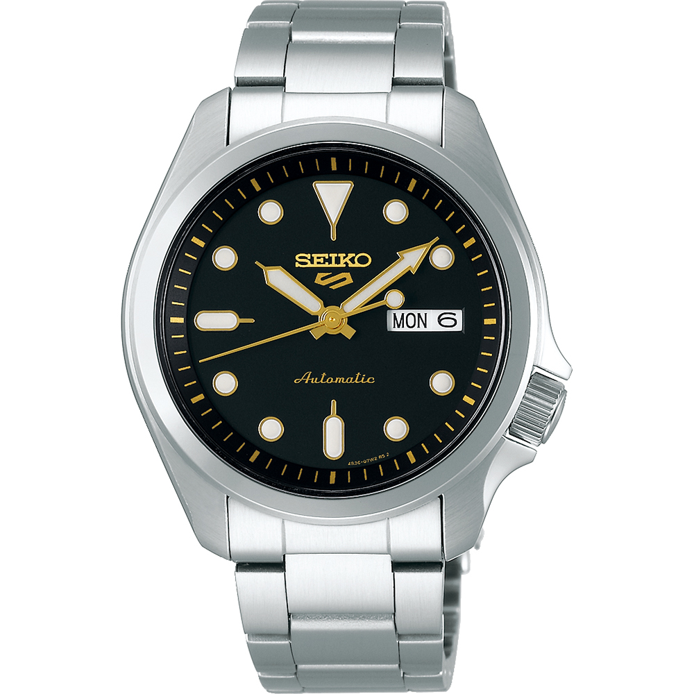 De Seiko 5 Sports SRPE57K1 is een polsklokje van hoge kwaliteit met een stijlvol design. Kenmerken zijn onder meer een duurzaam roestvrijstalen kast, automatische beweging, en een waterbestendigheid tot 100 meter. Het beste te dragen bij casual of zakelijke kleding voor een stijlvolle en tijdloze look. Perfect voor dagelijks gebruik en speciale gelegenheden.