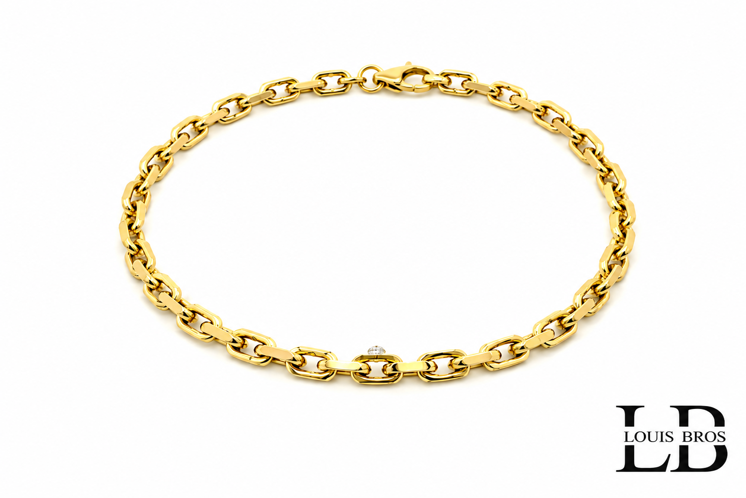 Deze stijlvolle armband is vervaardigd uit 14 karaat geelgoud (6.74 gr) en combineert een subtiel design met een robuuste afwerking. Dankzij het unisex karakter is de armband geschikt voor zowel dames als heren en laat hij zich moeiteloos combineren met andere sieraden of horloges.
Het strakke en elegante ontwerp zorgt voor een tijdloze uitstraling, terwijl de stevige kwaliteit garant staat voor jarenlang draagplezier. Een veelzijdige armband die zowel dagelijks als bij speciale gelegenheden gedragen kan worden.
Kenmerken:

Materiaal: 14 karaat geelgoud

Unisex ontwerp &ndash; geschikt voor dames en heren

Subtiel en toch stevig

Tijdloze en veelzijdige uitstraling.
De armband is verkrijgbaar in verschillende lengtes.