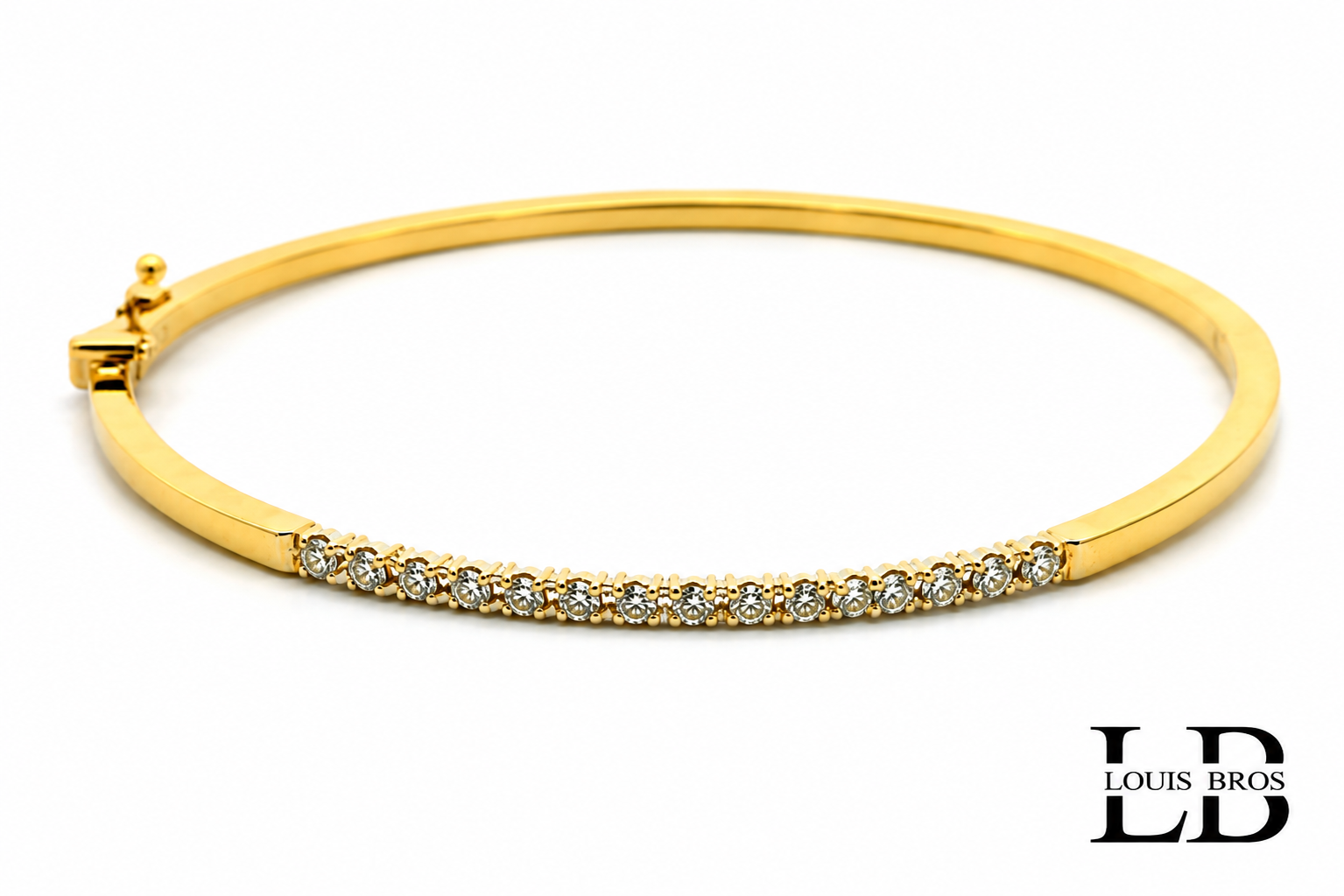 Deze exclusieve armband is vervaardigd uit 14 karaat bicolor goud (6.37 gr), waarbij de warme glans van geelgoud prachtig wordt gecombineerd met de verfijnde accenten van witgoud. Het middelpunt van het ontwerp wordt gevormd door een rij schitterende diamanten, die de armband een luxueuze en elegante uitstraling geven.

Dankzij het chique en tijdloze design is dit sieraad veelzijdig te dragen: een subtiele blikvanger bij een dagelijkse outfit of een stijlvol pronkstuk bij een feestelijke gelegenheid. Een armband die klasse en verfijning uitstraalt en een waardevolle toevoeging vormt aan iedere sieradencollectie.

Kenmerken:

Materiaal: 14 karaat bicolor goud (geelgoud & witgoud)

Bezet met fonkelende diamanten

Chic, elegant en tijdloos ontwerp

Perfect voor zowel dagelijks gebruik als speciale gelegenheden