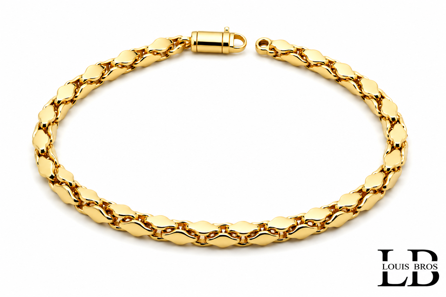 Deze elegante 14 karaat geelgouden armband (8.59 gr) straalt luxe en verfijning uit. Het unieke schakeldesign combineert een robuuste uitstraling met een subtiele glans, waardoor het sieraad perfect is voor zowel dagelijks gebruik als speciale gelegenheden.
De stevige sluiting zorgt voor een veilige en comfortabele pasvorm, terwijl de hoogglans afwerking de warme tint van het geelgoud extra benadrukt. Een stijlvol accessoire dat moeiteloos tijdloze klasse en modern vakmanschap verenigt.