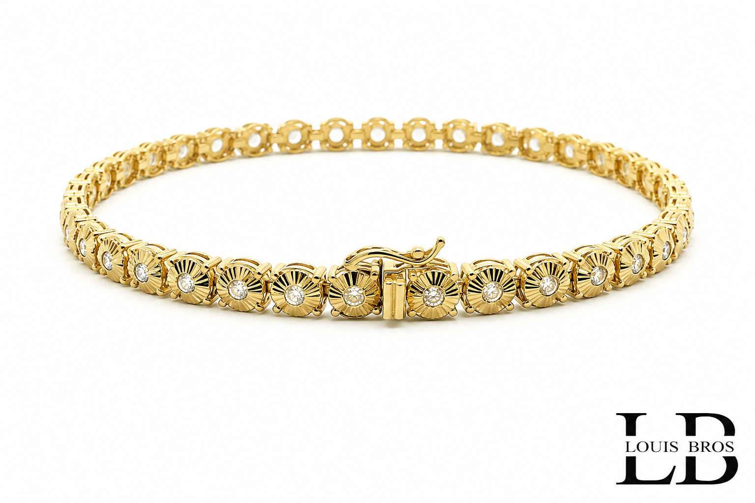 Deze exclusieve armband van 14 karaat geelgoud (9.69 gr) is een toonbeeld van luxe. De zorgvuldig geplaatste zirkonia&rsquo;s vangen het licht op subtiele wijze en geven het sieraad een elegante, high-end uitstraling. Een tijdloos accessoire voor de moderne vrouw met oog voor klasse.
